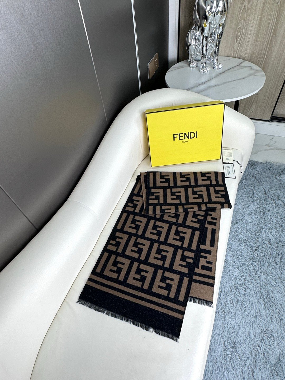 金银线款顶级原单重磅来袭芬迪FENDI2023最新款！尺寸180*35cm材料95%羊毛5%真丝在经典款