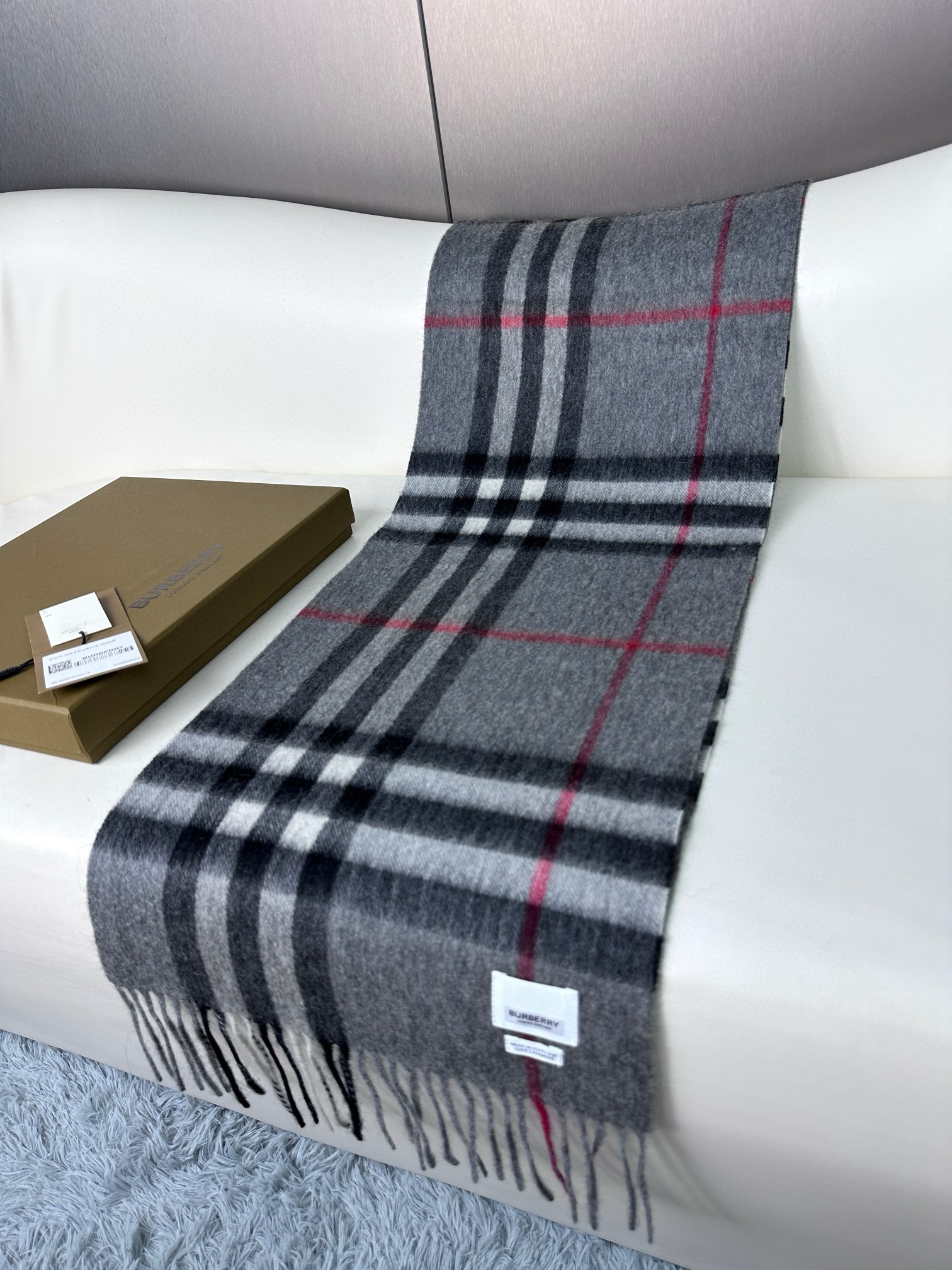 2025年王牌口碑burberry深度水波纹经典羊绒格子围巾‼️专柜最新品相,目前专柜都换上了新标👍经典