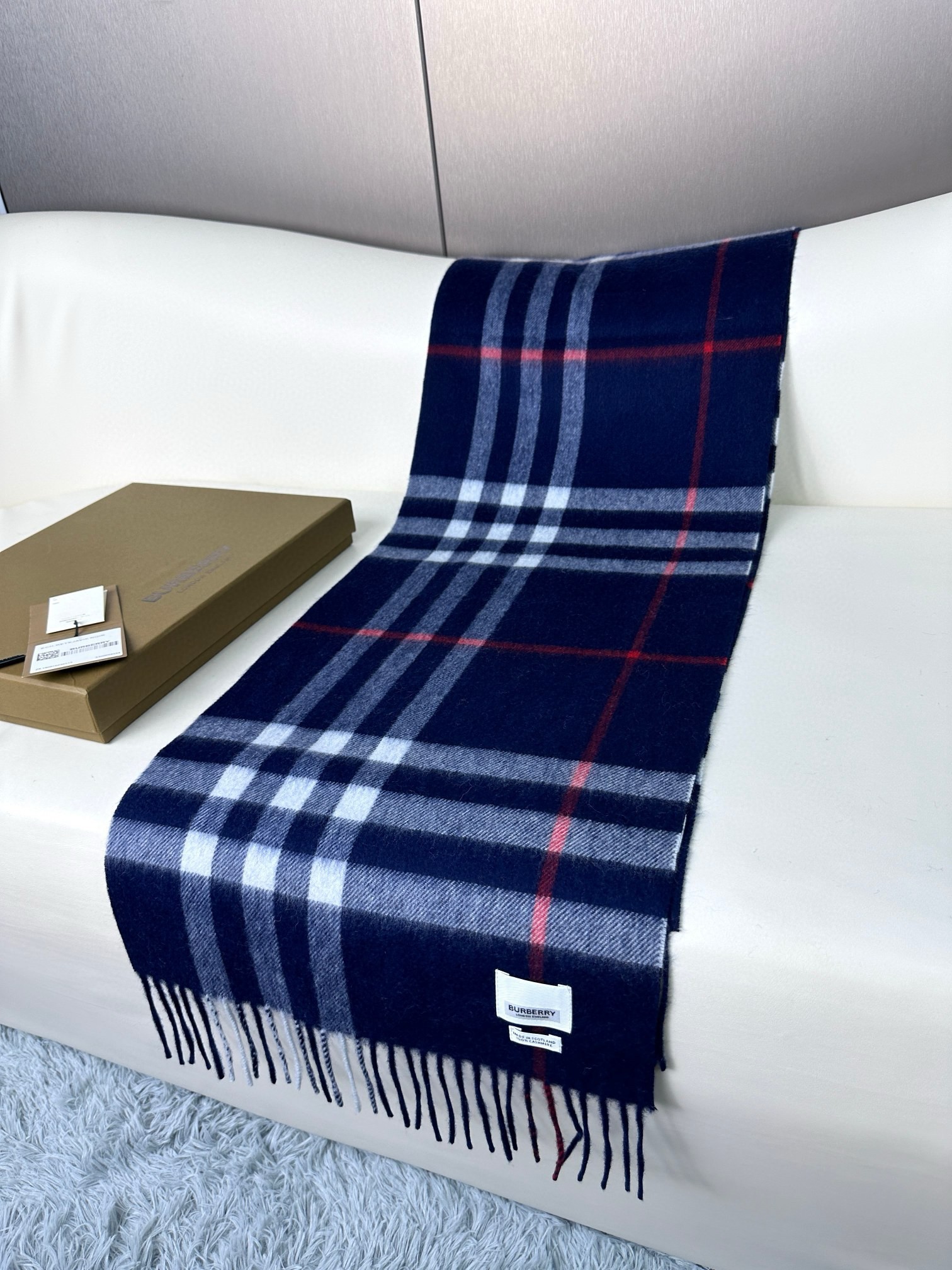 2025年王牌口碑burberry深度水波纹经典羊绒格子围巾‼️专柜最新品相,目前专柜都换上了新标👍经典