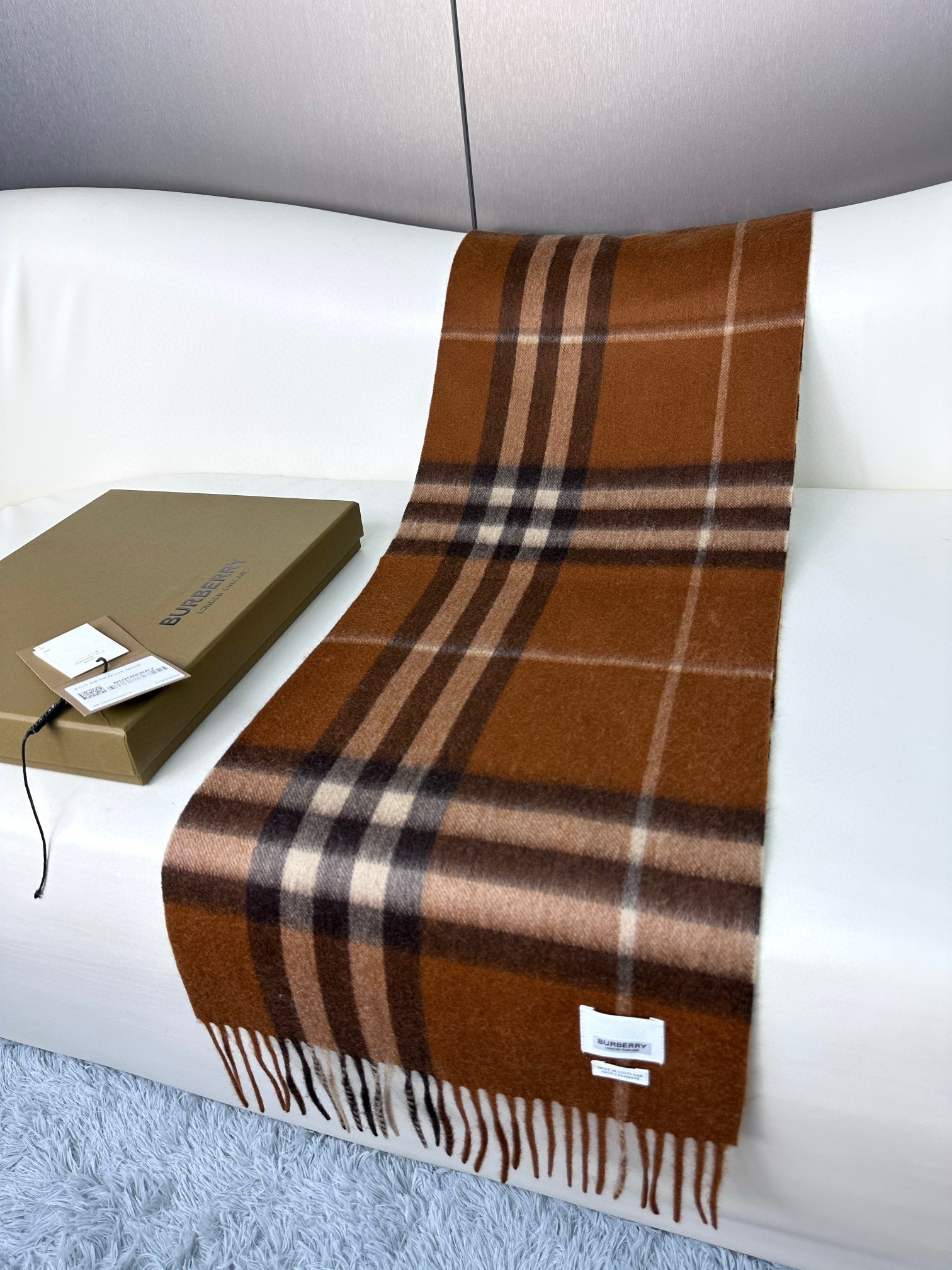 2025年王牌口碑burberry深度水波纹经典羊绒格子围巾‼️专柜最新品相,目前专柜都换上了新标👍经典
