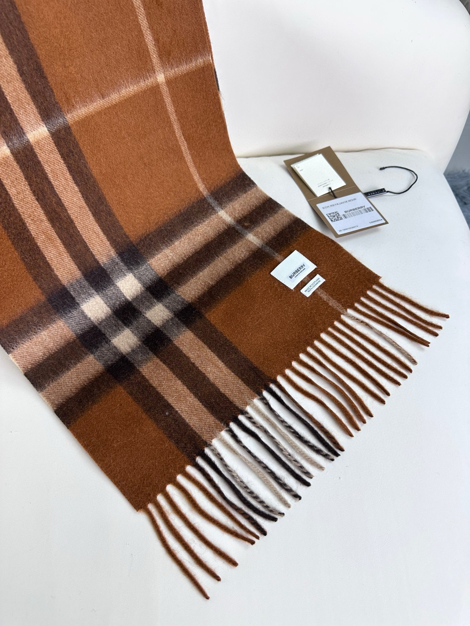 2025年王牌口碑burberry深度水波纹经典羊绒格子围巾‼️专柜最新品相,目前专柜都换上了新标👍经典