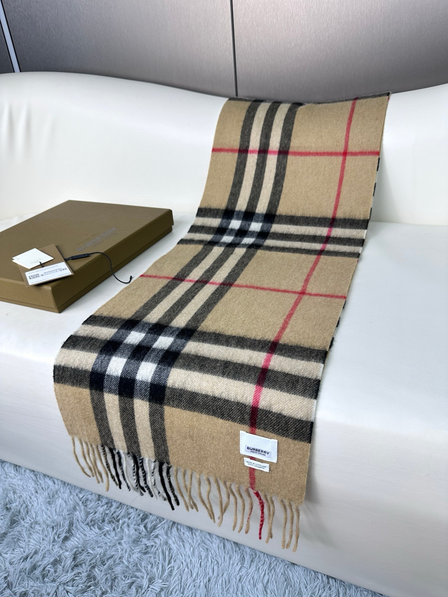 2025年王牌口碑burberry深度水波纹经典羊绒格子围巾‼️专柜最新品相,目前专柜都换上了新标👍经典