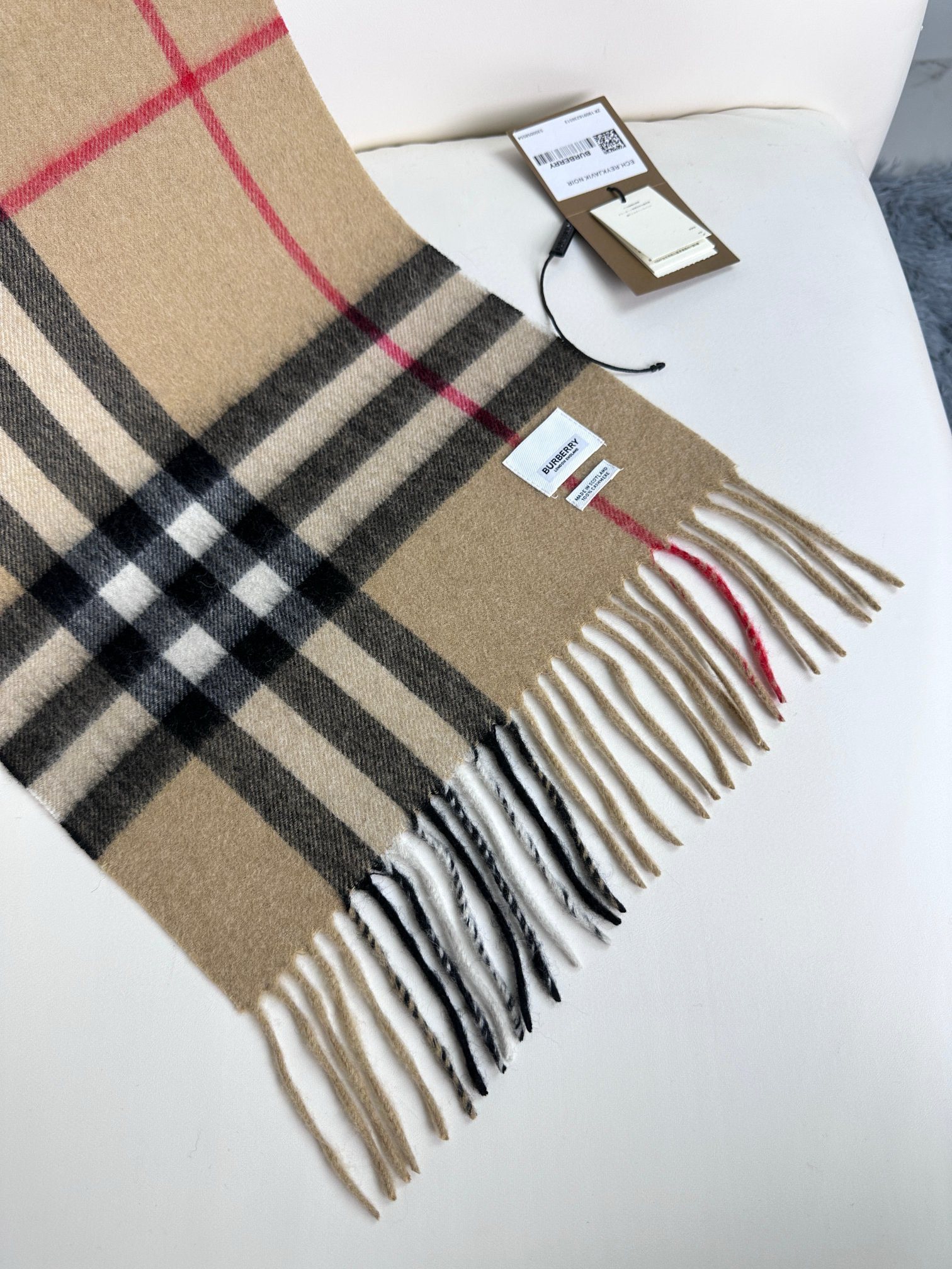 2025年王牌口碑burberry深度水波纹经典羊绒格子围巾‼️专柜最新品相,目前专柜都换上了新标👍经典