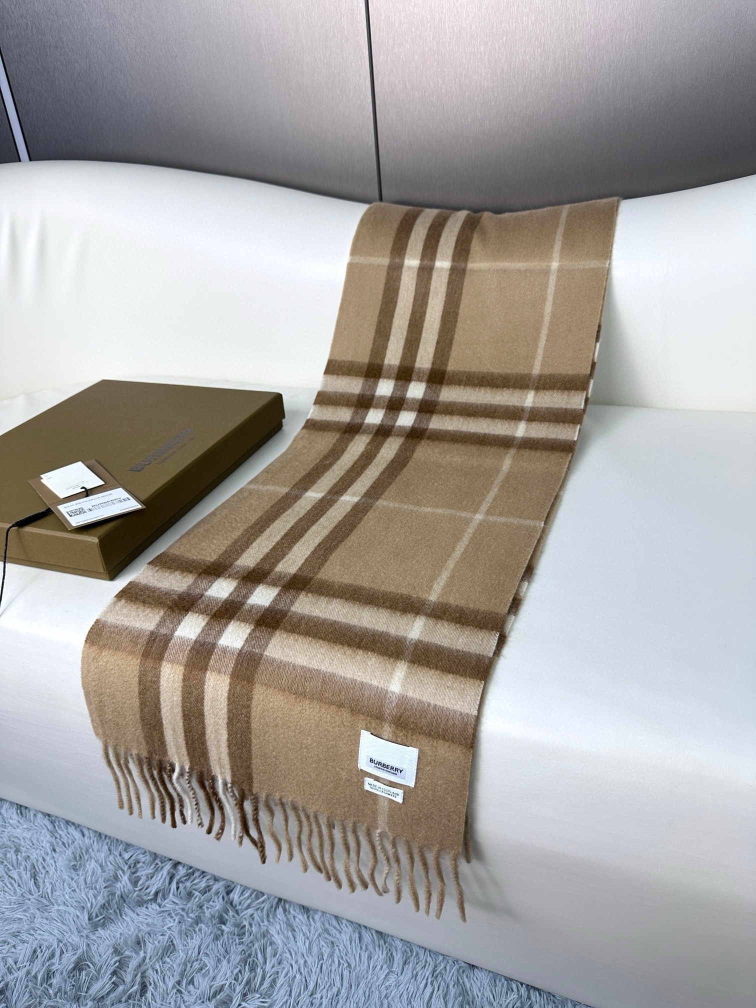 2025年王牌口碑burberry深度水波纹经典羊绒格子围巾‼️专柜最新品相,目前专柜都换上了新标👍经典