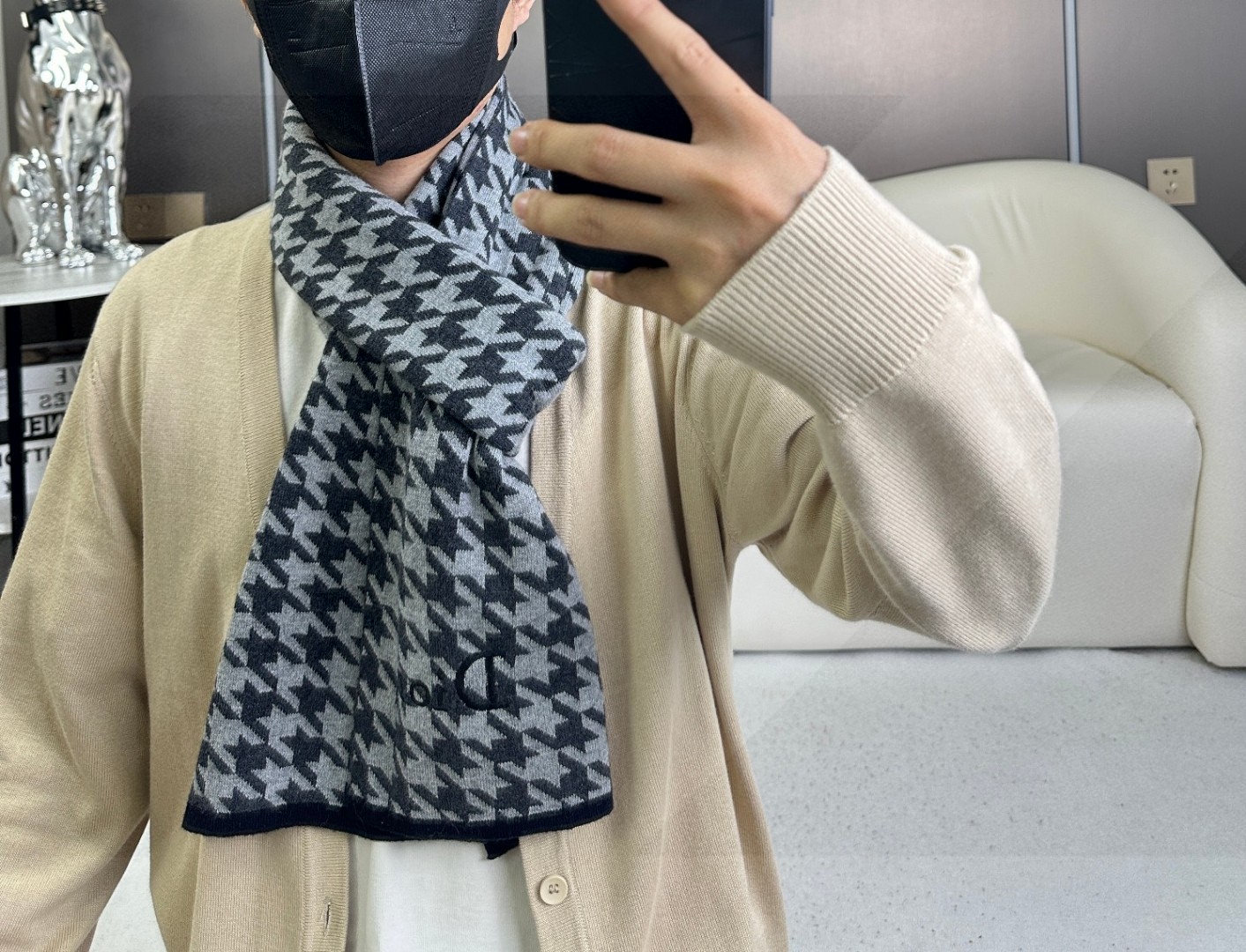NO:176685,New!  Dior exclusive knitted cashmere scarf for men and women, houndstooth jacquard, classic and timeless!  Top-level high-end goods [Absolutely worth collecting] The counter is limited, it is difficult to order a top-level imported cashmere knitted scarf with money. The whole scarf is all hand-made and knitted. The quality is high and the self-use is absolutely high-end and exclusive real-life shot!  What you see and get, super top quality goods are not waiting for anyone, special channels sell goods with one less and one absolutely top quality goods, any detail is the rhythm of the counter 32180 heavy recommendation high-version scarves, high-version scarves, dior19860909上新！迪奥独家男女士针织羊绒围巾,千鸟格提花,经典不过时！顶级高端货【绝对值得珍藏】专柜限量哦有钱都很难订到顶级进口客供羊绒针织围巾,整条围巾全部手工订制针织,品质上乘送人自用绝对高大上独家实物拍摄！所见所得,超正顶级好货不等人,特殊渠道货卖一个少一个绝对的顶级好货,任何一个细节都是专柜的节奏32180重磅推荐高版本围巾,高版本围巾,dior,scarf