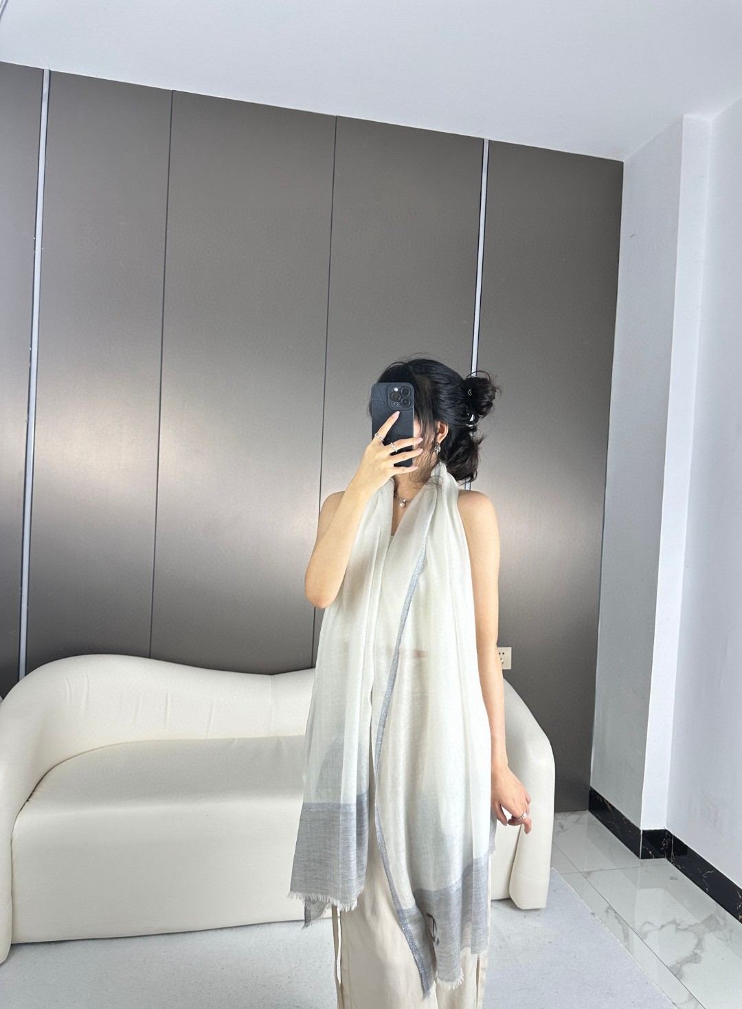 NO:176981,Chanel's latest color system. It is really high-end, low-key and luxurious, very exquisite and beautiful design, and the elegant temperament of pearls comes from the beautiful grandma that women will love. It is beautiful again. It has a high-end aura. The lines with twill texture and the luster of the yarn perfectly presents the texture pattern, which is extremely beautiful~ and adds the embellishment of sequins. The designer's thoughts are really delicate. The simple, grand and eternal classic middle line part is not printed and dyed, but very willing to weave the cashmere sequins on the scarf. The effect of woven the cashmere sequins on the scarf is super beautiful. 100* long cashmere scarf is full of aura. The fairies of the Xiang family~ top four colors!  High-version scarf, high-version scarf, chanel, chanel19860909香奈儿最新色系. 真的非常高端低调奢华,非常精致唯美的设计,如珍珠般典雅气质来自女人们都会爱的香奶奶又是美出了天际啊自带高级气场 带有斜纹肌理的纹路,纱线的光泽感将这个肌理纹完美呈现,美到极致~更加加上了亮片的点缀.设计师的心思真的细腻到极致.色系简单大气永恒的经典中间线条部分不是印染哦,是非常有心意将羊绒亮片纱织在在围巾上的效果是超级超级美的 100*羊绒长巾怎么围都是满满的气场香家的仙女们~上四色！高版本围巾,高版本围巾,chanel,chanel,scarf