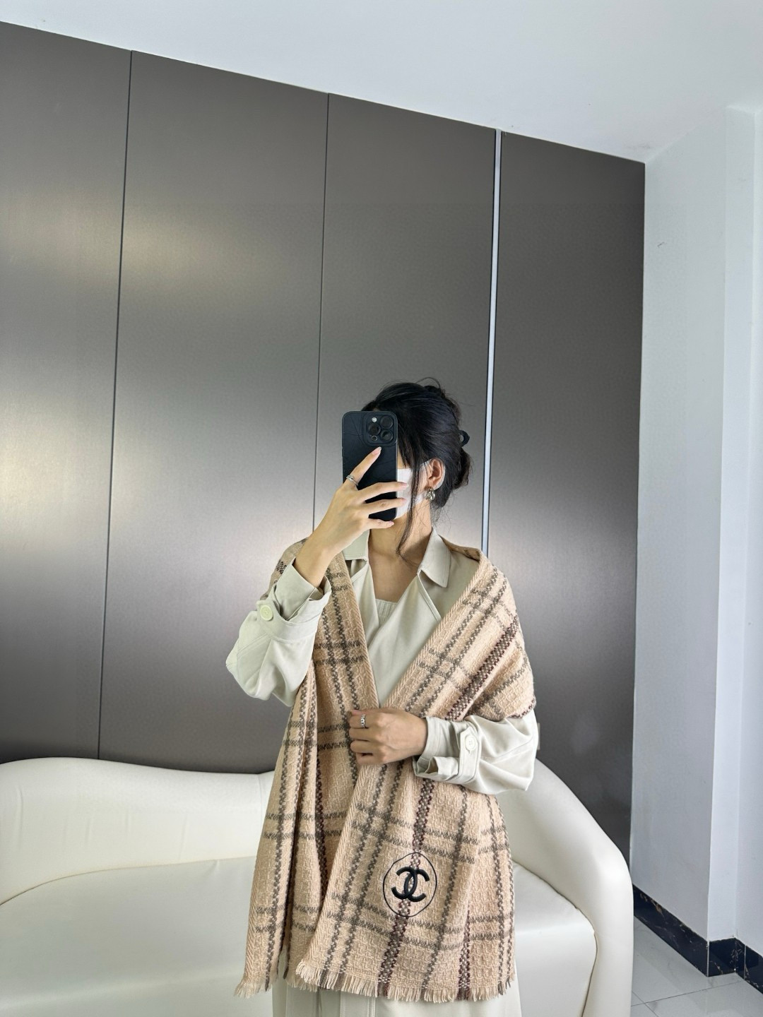 NO:176989,Chanel's new style, Korean drama heroine style, with a coat and sweater, this style is really invincible and classic. It's not a tacky bleaching. Just the original color, a high-end color scheme with a little rice. ~ 100% pure cashmere ~ Specification 40x190 plaid scarf, which makes people love it and feel as soft as clouds. If you see the real thing, you will know what makes Suo scarf pale, and you will debut in the C position!  The skin is so soft that the heart is melted and it will not be tied at all. Two-color high-version scarf, high-version scarf, chanel, sweaters19860909香奈儿新款,韩剧女主风,搭配大衣,毛衣最佳,此款系色调真的无敌经典了.不是俗气的漂白.就本色调,带点米的高级配色.～百分百纯山羊绒～ 规格40x190格纹围巾,让人爱不释手,触感如云朵般柔软.如果你看到实物,就知道什么是让suo有围巾黯然失色,妥妥的C位出道！ 接触皮肤软到心都化了,一点也不会扎,二色高版本围巾,高版本围巾,chanel,sweaters,scarf