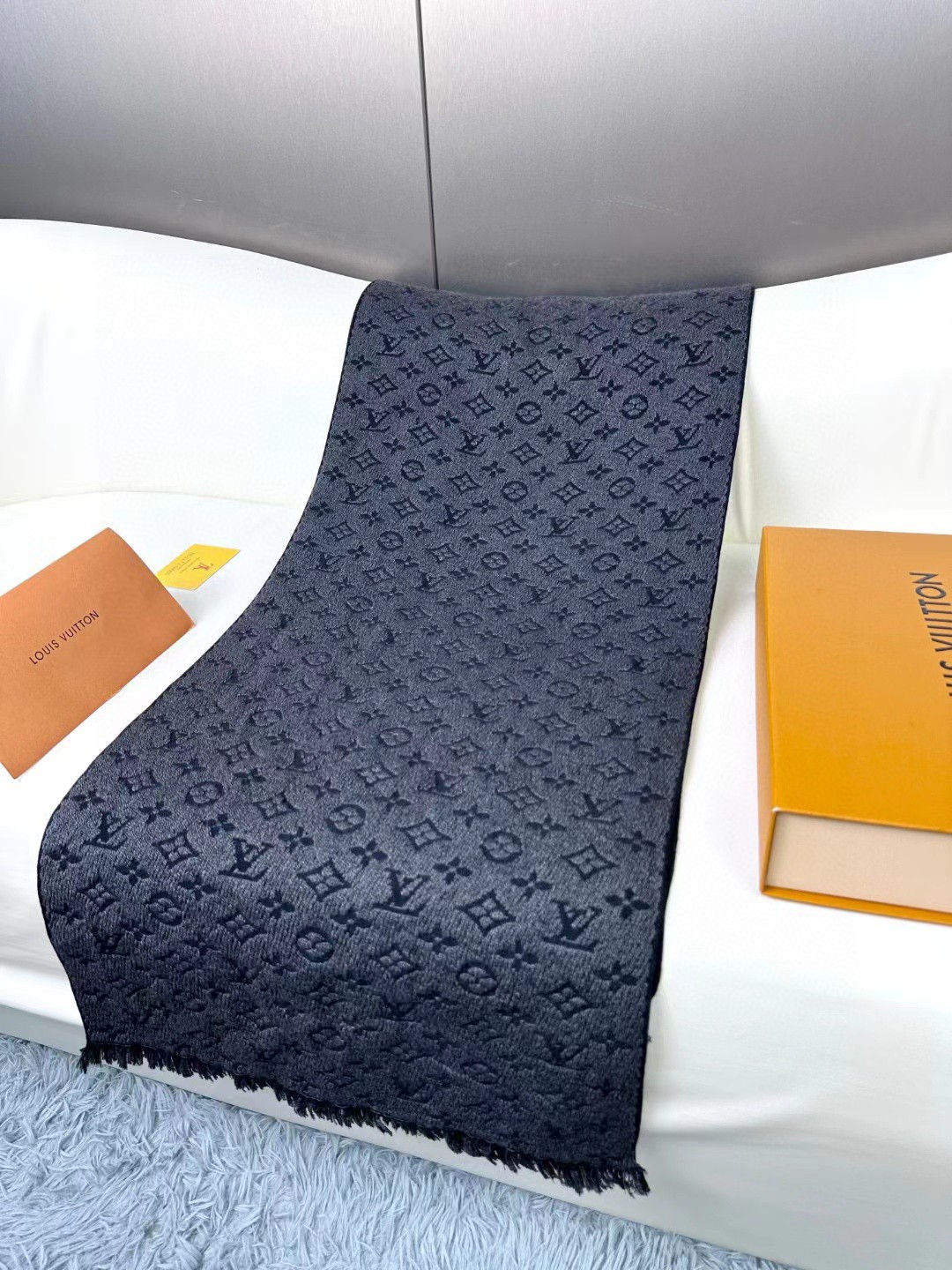 上新！Lv✨超级中意非常稳👍这款LV男士围巾，款式很有男性魅力，是男款里非常Classical的设计，经