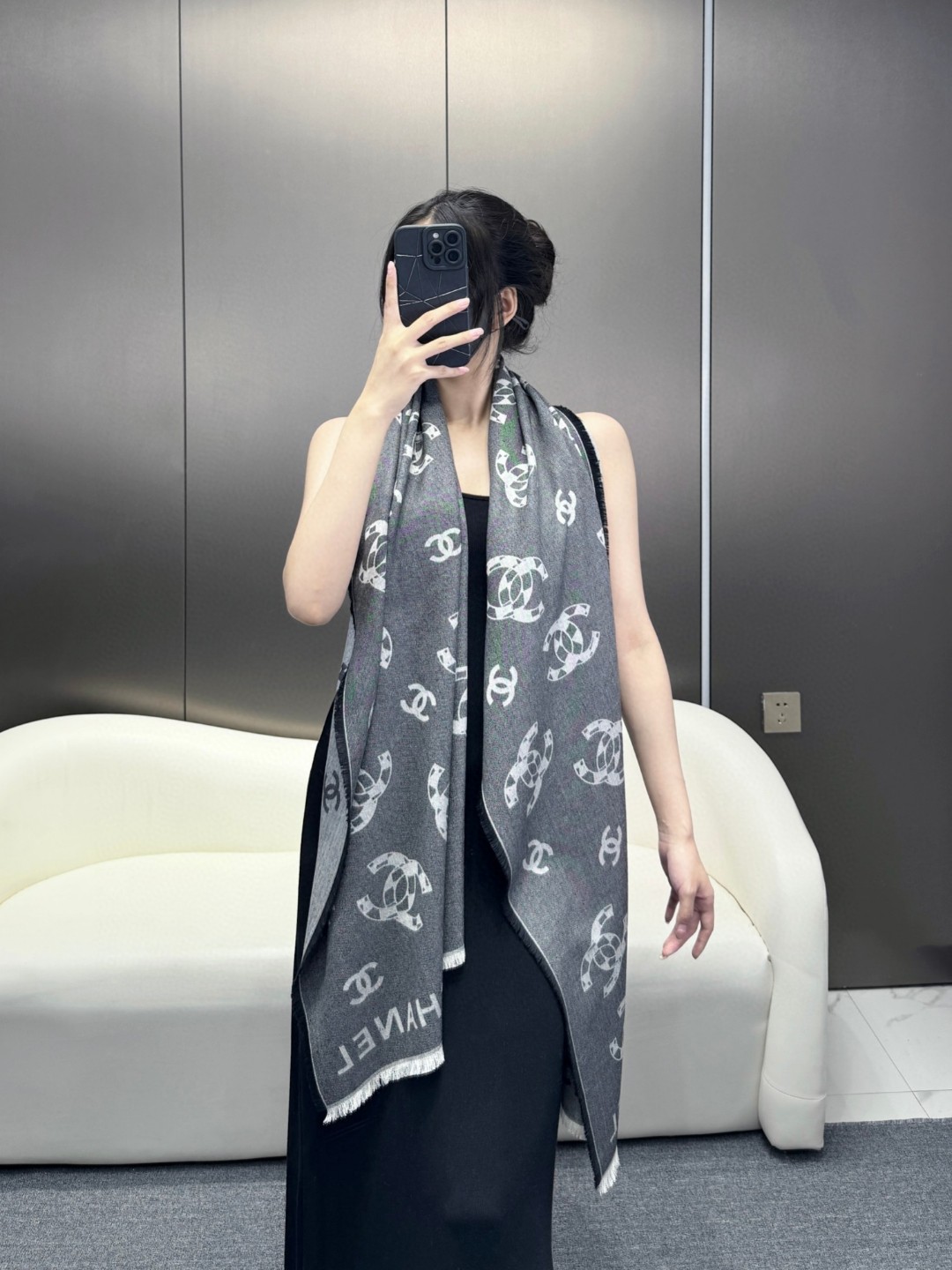 NO:177503,Chanel's new style [Enlarge the details] Classic fragrant grandma's C logo, with a shiny glitter on the scarf, low-key and luxurious, with perfect woven details!  Double-sided jacquard, clear patterns and strong concave and convex feel. 115 blended yarns have a great texture and can be worn all year round!  Quality starts from the details!  [Add a encryption area on four sides locked edges] In order to prevent the scarf from being disconnected and to make the scarf use longer, the weight is g. Size 200*70cm silk wool blended high-version scarf, high-version scarf, chanel19860909香奈儿新款【放大看细节】经典香奶奶双方c标志,围巾上带着亮闪片,低调又奢华,织造细节完美！双面提花,图案清晰,凹凸感特别强.115支混纺纱线,手感质感都特别棒四季都能配戴！品质从细节出发！【四面锁边增设加密区】为了防止围巾脱线,为了让围巾使用实现更久,克重g.尺寸200*70cm 丝羊毛混纺高版本围巾,高版本围巾,chanel,scarf