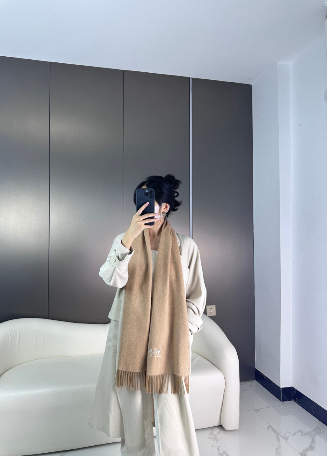 NO:177525,Praise yourself, rare high-end women's family welfare LV very well-made men and women's scarf~ fabric loves, very soft, delicate and comfortable, atmospheric and simple, super beautiful men and goddess color matching, anyone will like it, the small logo is very exquisitely decorated, with texture not ostentatious~ The large goods were loaded on the ship a few months ago~ A little benefit to everyone~ Classic 30cm wide cashmere scarf for men and women, cashmere, specifications 30*180 It is very suitable to match formal wear or casual wear~ folding or circle around, gentlemanly stylish~ warm and elegant three-color high-version scarf, high-version scarf, louis vuitton19860909怒赞自留,难得的高端女款家属福利LV非常正的男女围巾~面料大爱,非常柔软细腻舒服,大气简约,超级好看的男女神配色,任何人都会喜欢的款吧,小小Logo非常精致的点缀,有质感不张扬~大货几个月前已装船发走~尾单余一丢丢福利大家~经典男女的30cm宽羊绒围巾男女通用款式,羊绒,规格30*180 搭配正装或者搭配休闲装都很合适~对折挂围或者绕圈围都完全可以,绅士有型~有温度的风度三色高版本围巾,高版本围巾,louis vuitton,scarf