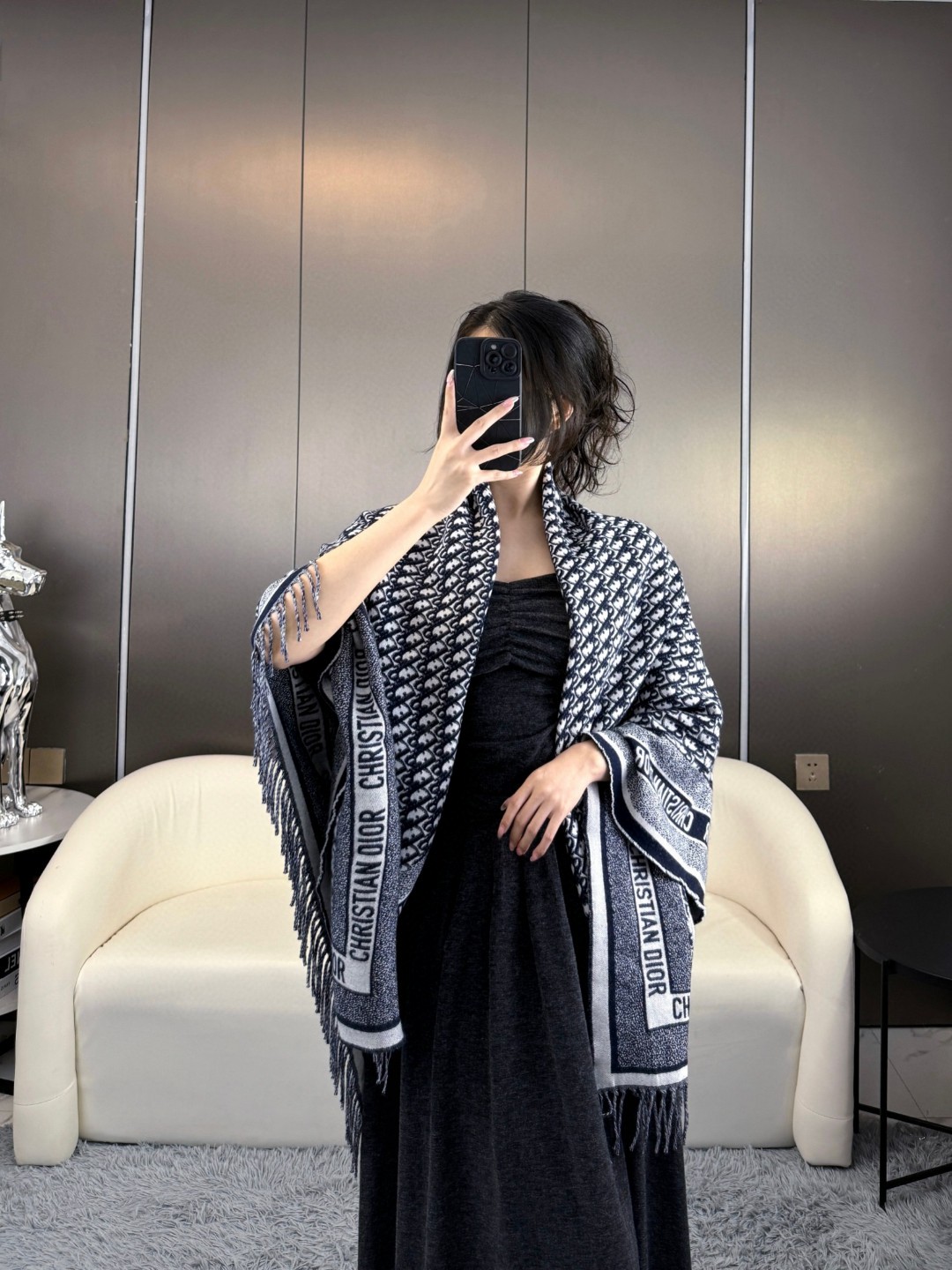 ✔️Dior新款围巾披肩这款深蓝色羊毛和兔毛围巾采用标志性的 Dior Oblique 印花/刺绣图案装