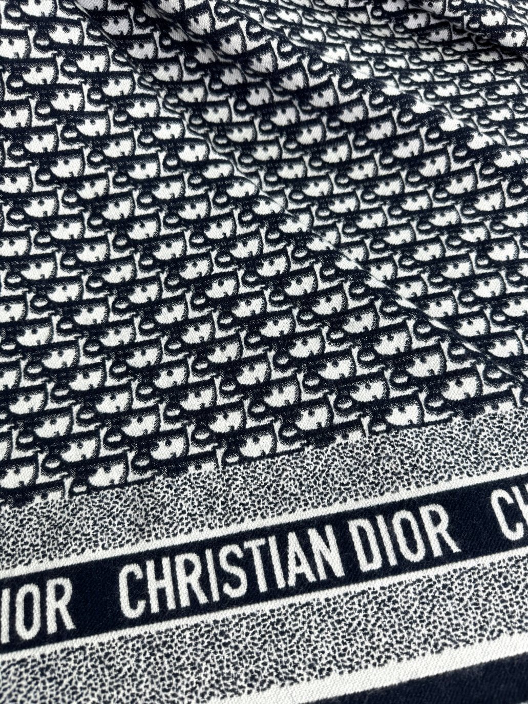 ✔️Dior新款围巾披肩这款深蓝色羊毛和兔毛围巾采用标志性的 Dior Oblique 印花/刺绣图案装