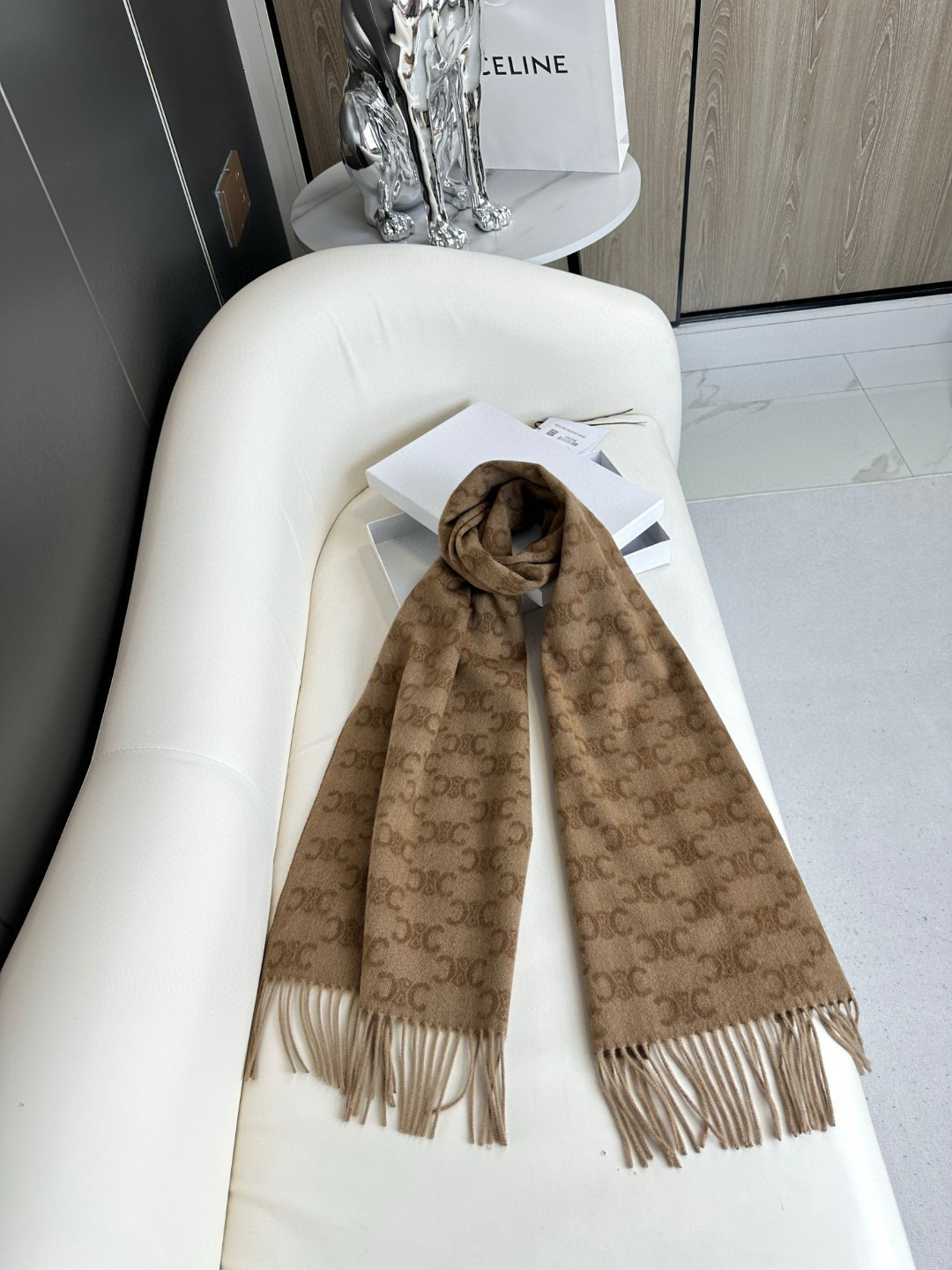 💟2023年CELINE凯旋门散林老花羊绒围巾终于出货了……很多宝宝要的上身图来啦！羊绒的质地戴起来软乎