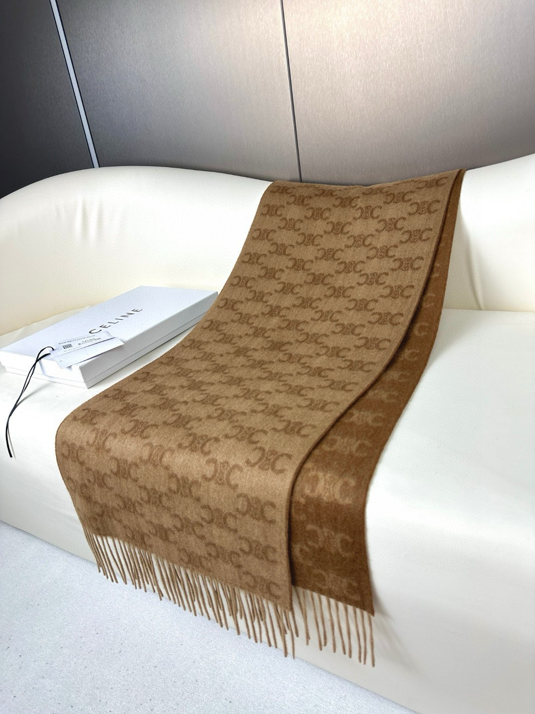 💟2023年CELINE凯旋门散林老花羊绒围巾终于出货了……很多宝宝要的上身图来啦！羊绒的质地戴起来软乎