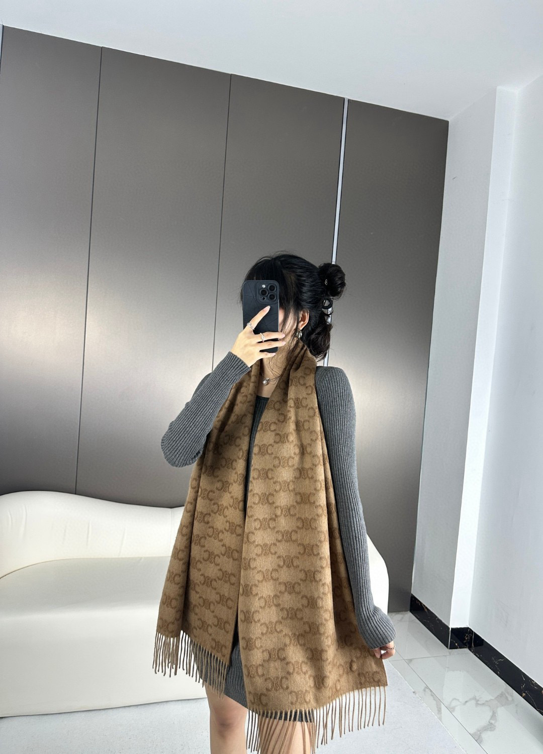 💟2023年CELINE凯旋门散林老花羊绒围巾终于出货了……很多宝宝要的上身图来啦！羊绒的质地戴起来软乎