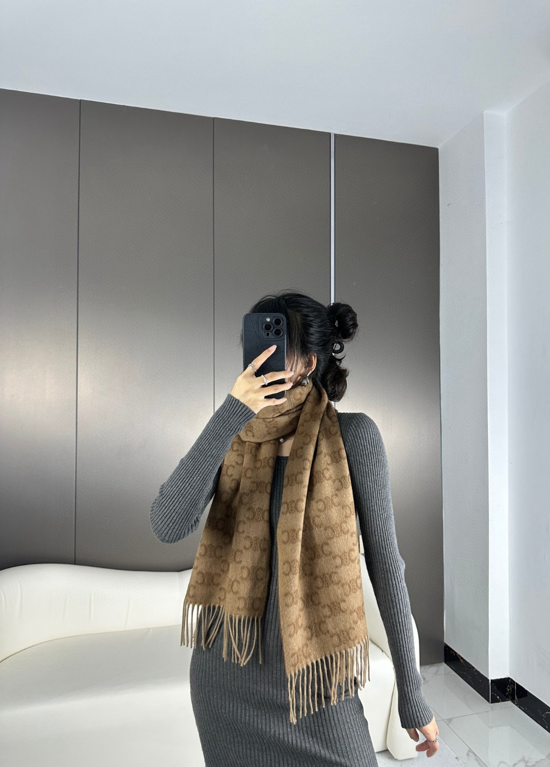 💟2023年CELINE凯旋门散林老花羊绒围巾终于出货了……很多宝宝要的上身图来啦！羊绒的质地戴起来软乎