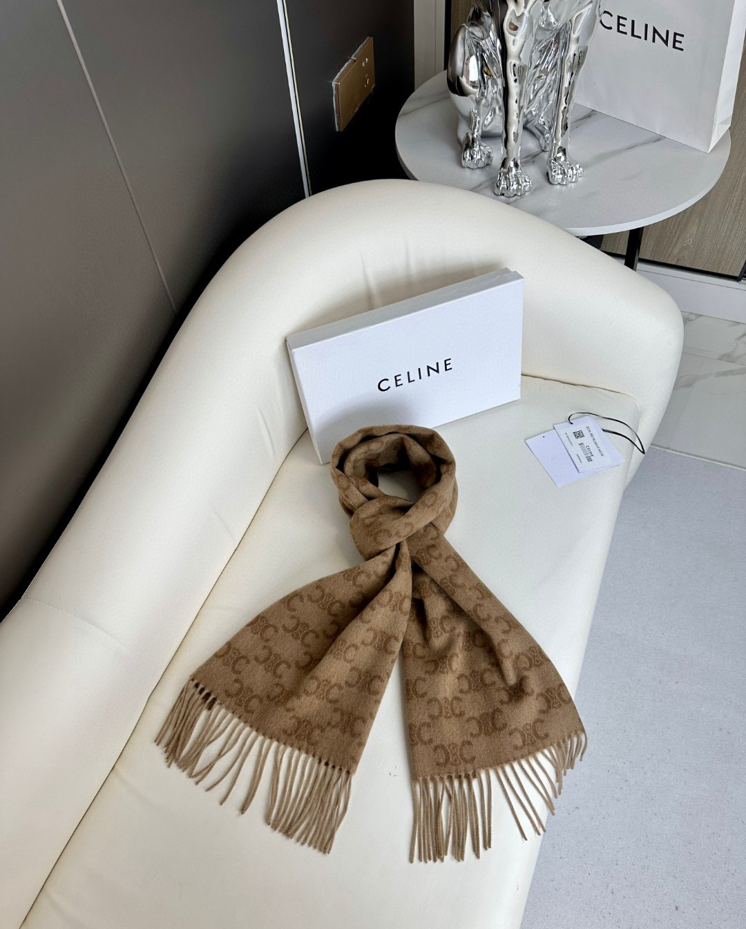 💟2023年CELINE凯旋门散林老花羊绒围巾终于出货了……很多宝宝要的上身图来啦！羊绒的质地戴起来软乎
