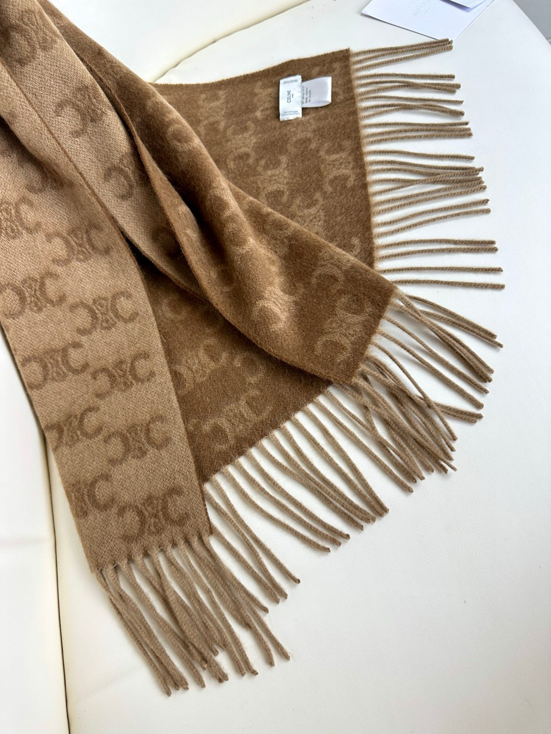 💟2023年CELINE凯旋门散林老花羊绒围巾终于出货了……很多宝宝要的上身图来啦！羊绒的质地戴起来软乎