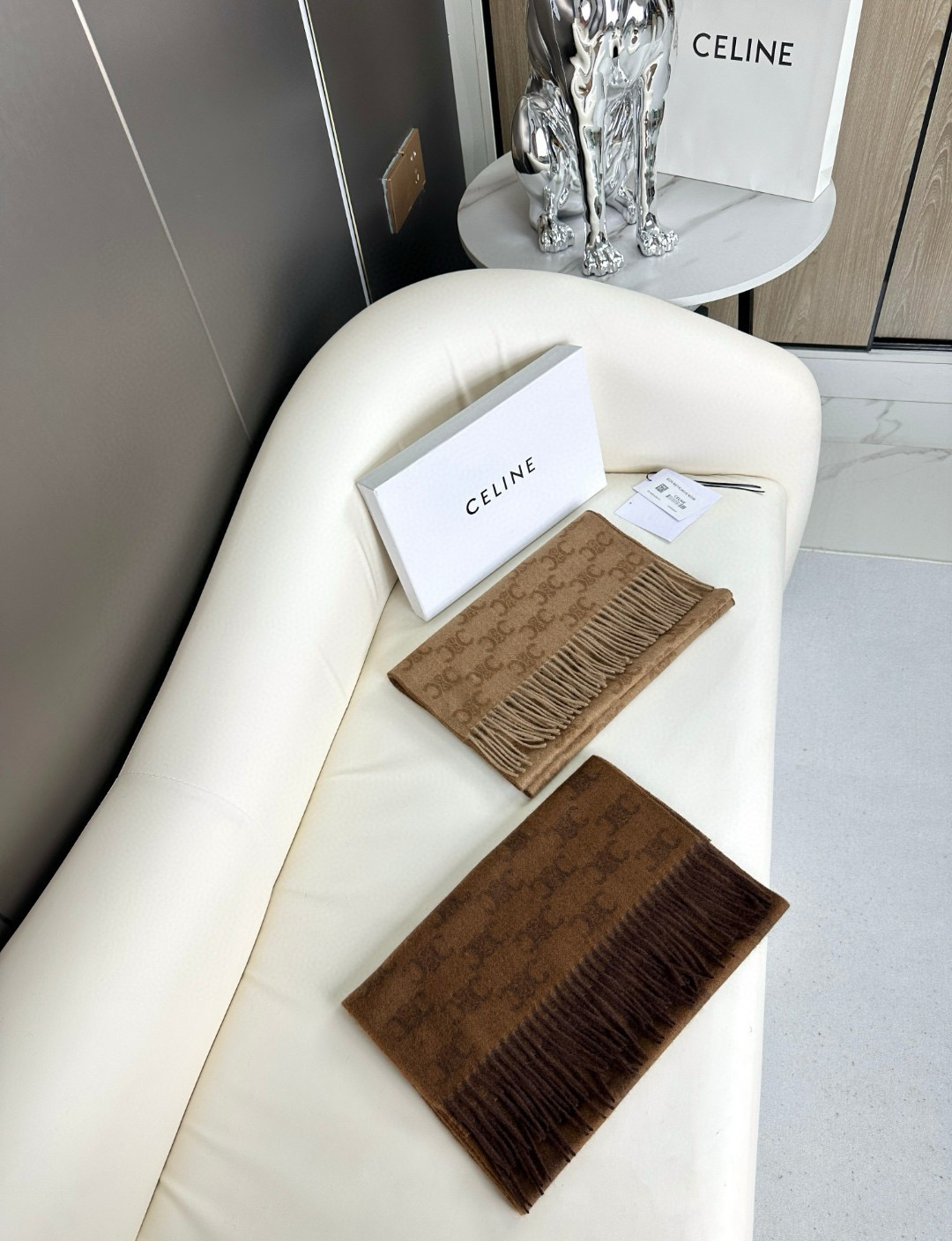 💟2023年CELINE凯旋门散林老花羊绒围巾终于出货了……很多宝宝要的上身图来啦！羊绒的质地戴起来软乎