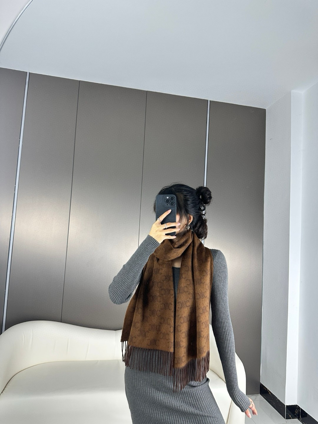 💟2023年CELINE凯旋门散林老花羊绒围巾终于出货了……很多宝宝要的上身图来啦！羊绒的质地戴起来软乎