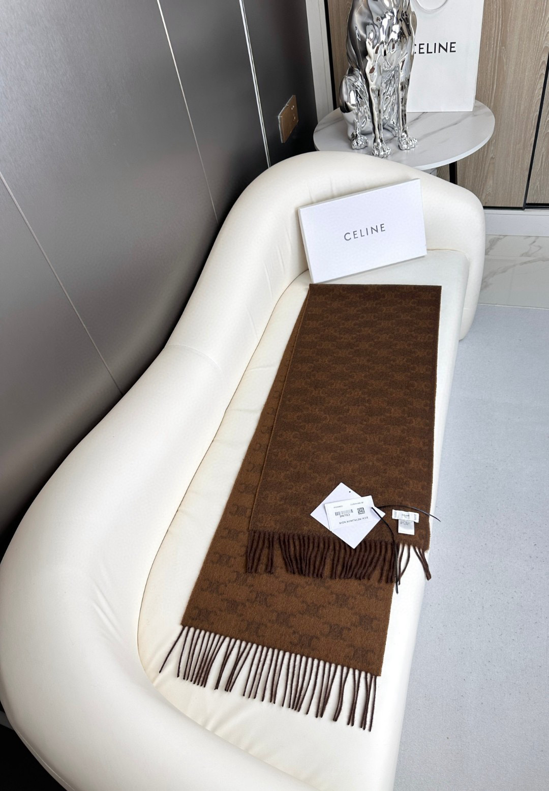 💟2023年CELINE凯旋门散林老花羊绒围巾终于出货了……很多宝宝要的上身图来啦！羊绒的质地戴起来软乎