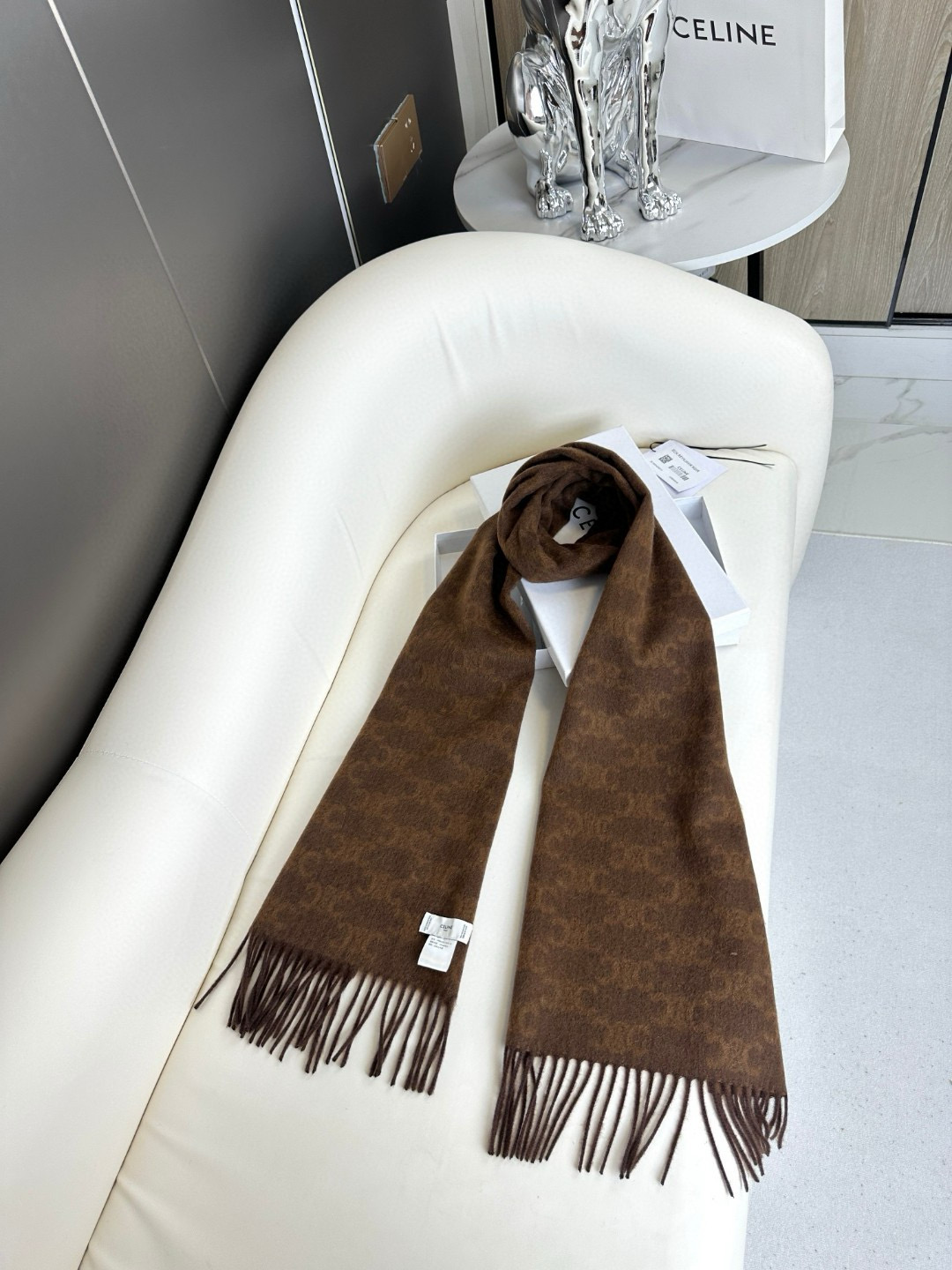 💟2023年CELINE凯旋门散林老花羊绒围巾终于出货了……很多宝宝要的上身图来啦！羊绒的质地戴起来软乎