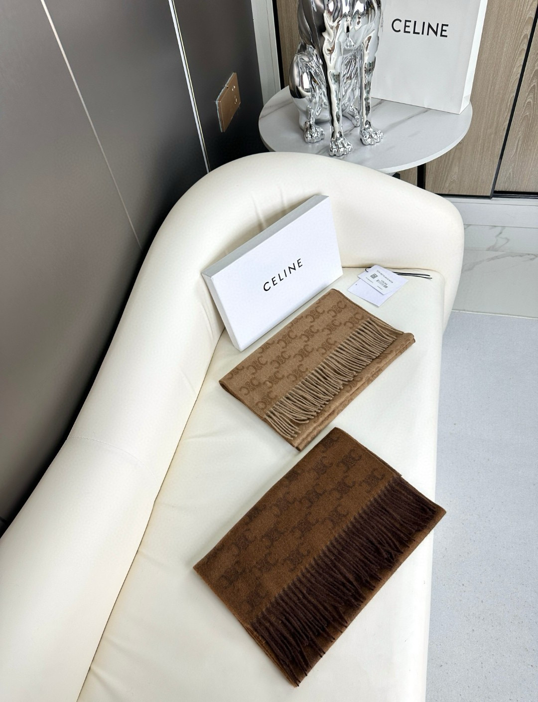 💟2023年CELINE凯旋门散林老花羊绒围巾终于出货了……很多宝宝要的上身图来啦！羊绒的质地戴起来软乎