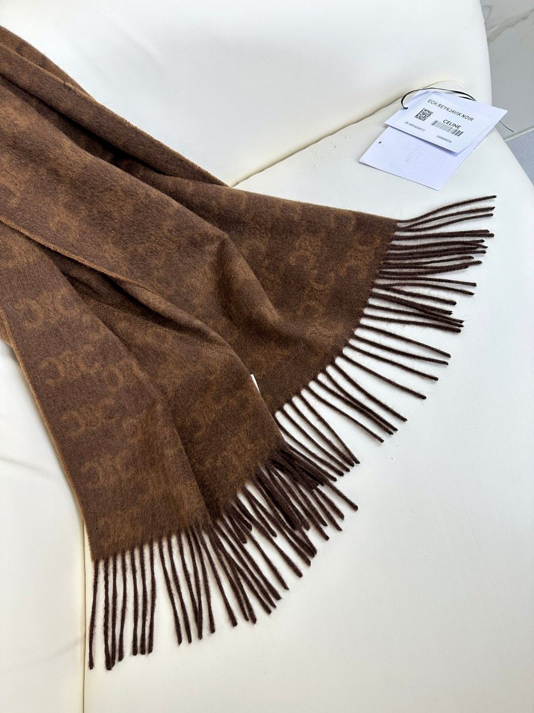 💟2023年CELINE凯旋门散林老花羊绒围巾终于出货了……很多宝宝要的上身图来啦！羊绒的质地戴起来软乎