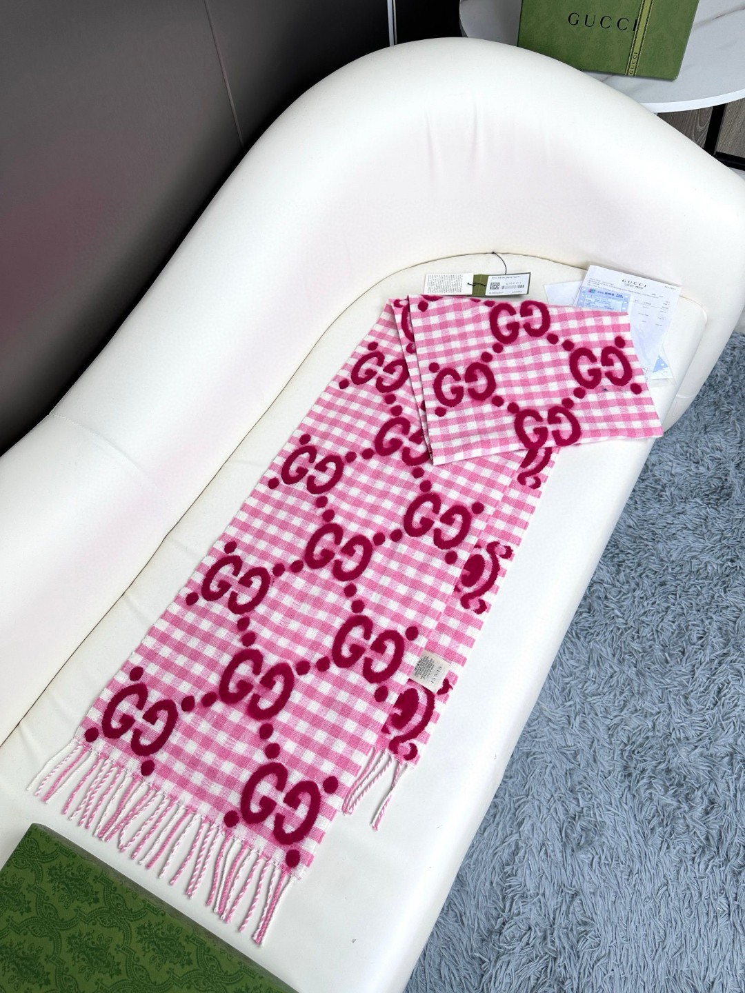 新色到💃💃Gucci新款围巾【双G提花羊绒长巾】满满的少女感！喜欢格纹的姐妹们别错过，纯纯的好东西~配色