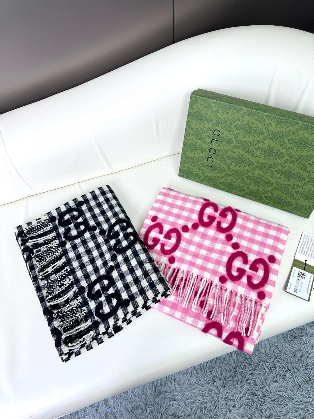 新色到💃💃Gucci新款围巾【双G提花羊绒长巾】满满的少女感！喜欢格纹的姐妹们别错过，纯纯的好东西~配色