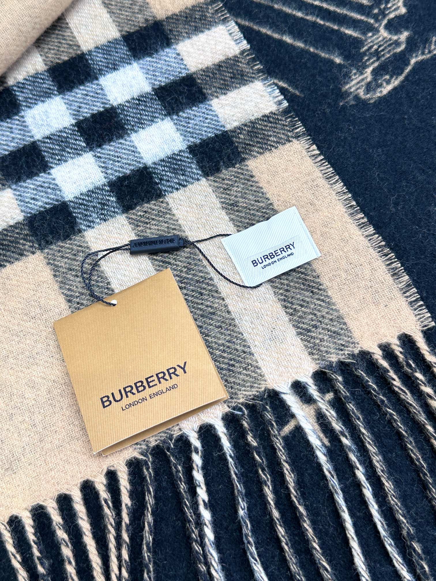 BURBERRY天体独角兽围巾格纹拼天体印花纯羊绒提花围巾AB版尺寸210cmx45cm独角兽被视为一种