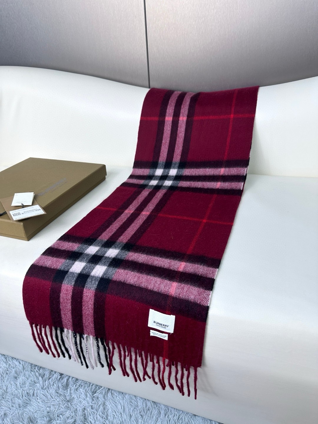 2025年王牌口碑burberry深度水波纹经典羊绒格子围巾‼️专柜最新品相,目前专柜都换上了新标👍经典
