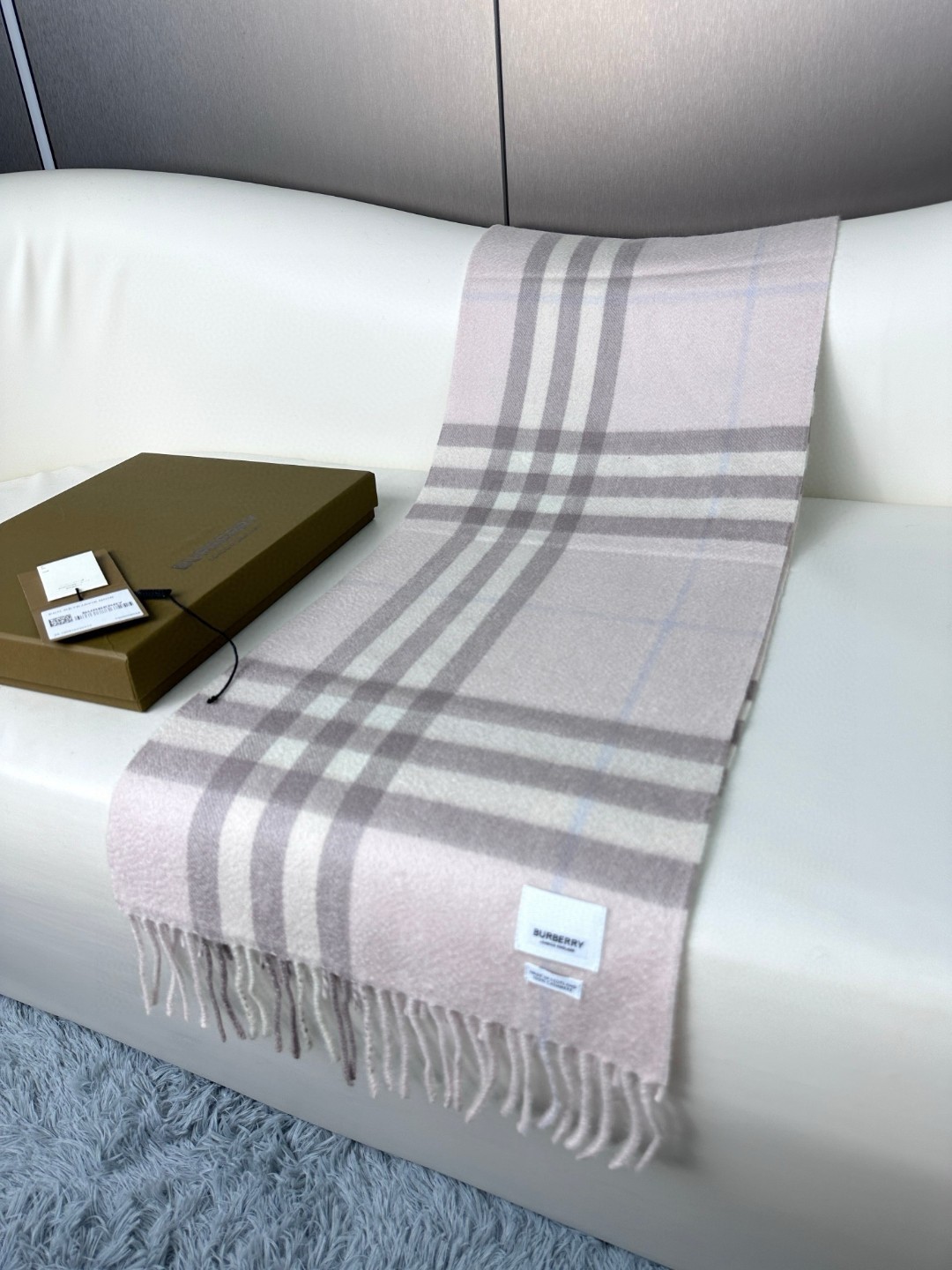 2025年王牌口碑burberry深度水波纹经典羊绒格子围巾‼️专柜最新品相,目前专柜都换上了新标👍经典