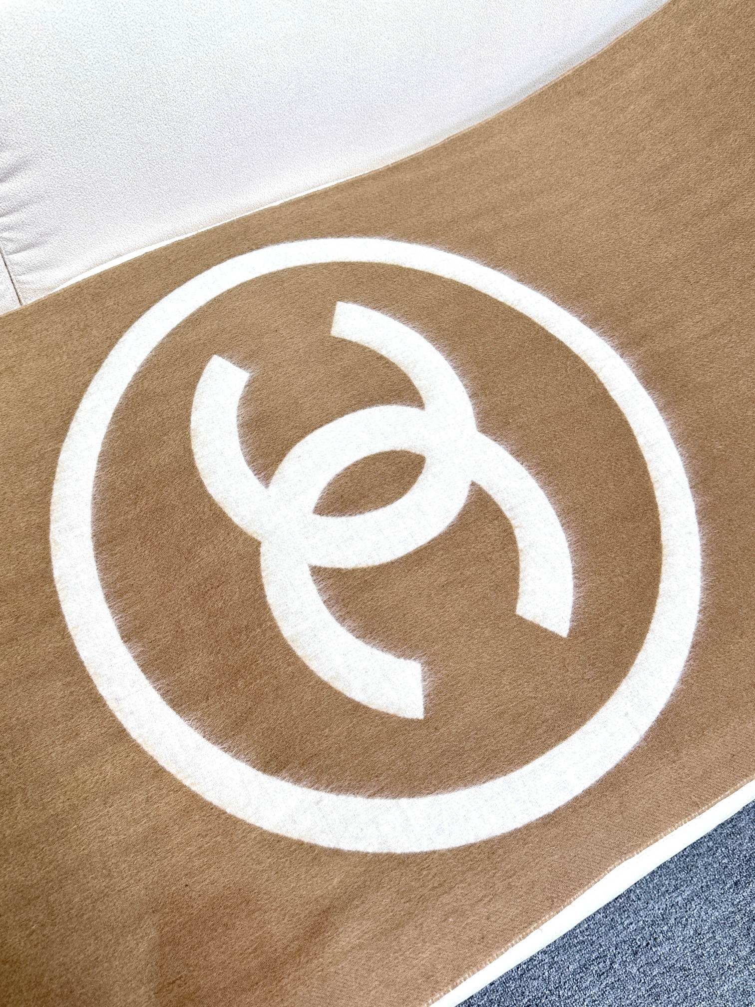 香奈儿尾单经典款羊绒披肩，直接出欧洲的，正儿八经的正品订单…和大货一起出来，不用多流弊的文字，它是全世界