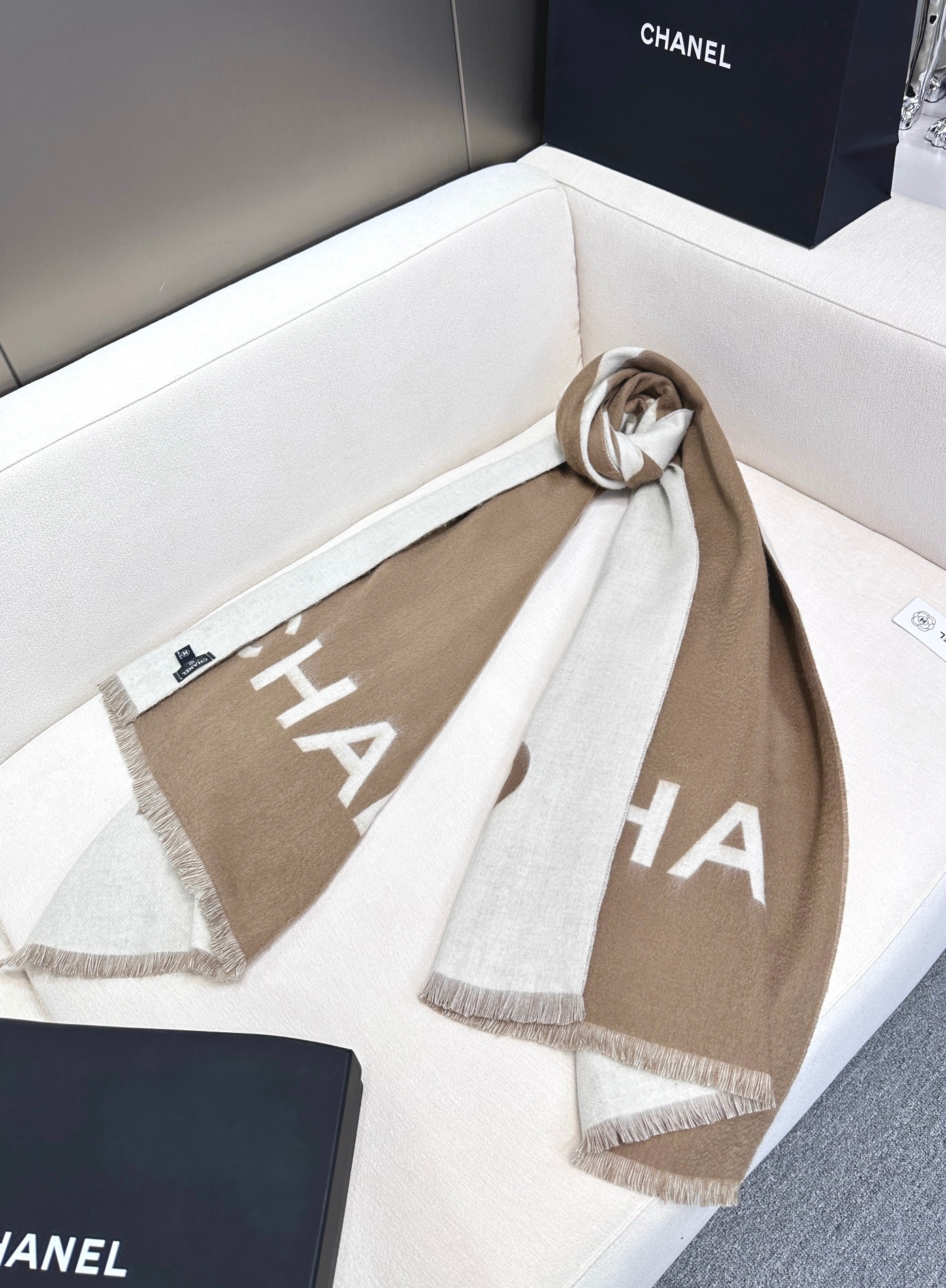 香奈儿尾单经典款羊绒披肩，直接出欧洲的，正儿八经的正品订单…和大货一起出来，不用多流弊的文字，它是全世界