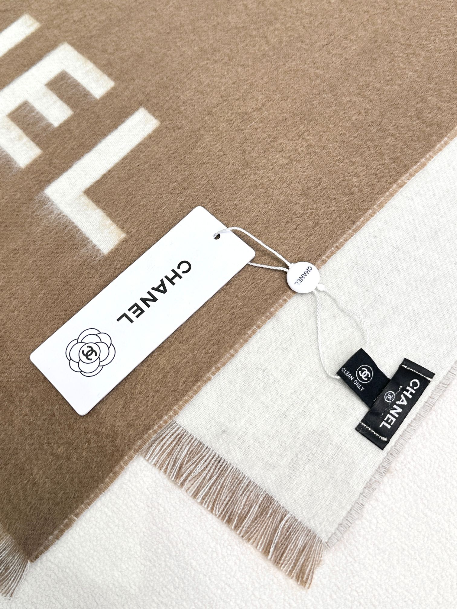 香奈儿尾单经典款羊绒披肩，直接出欧洲的，正儿八经的正品订单…和大货一起出来，不用多流弊的文字，它是全世界