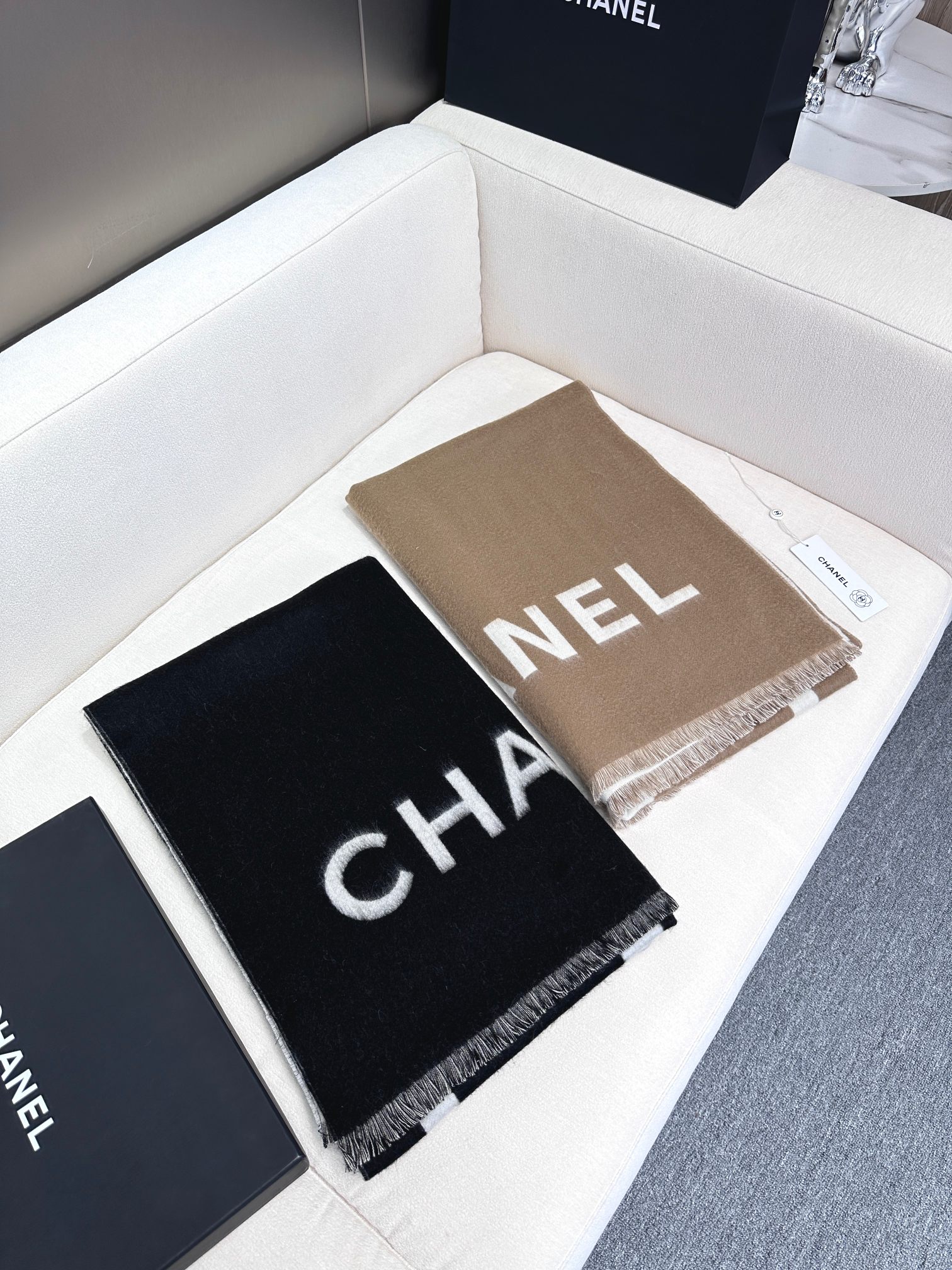 香奈儿尾单经典款羊绒披肩，直接出欧洲的，正儿八经的正品订单…和大货一起出来，不用多流弊的文字，它是全世界