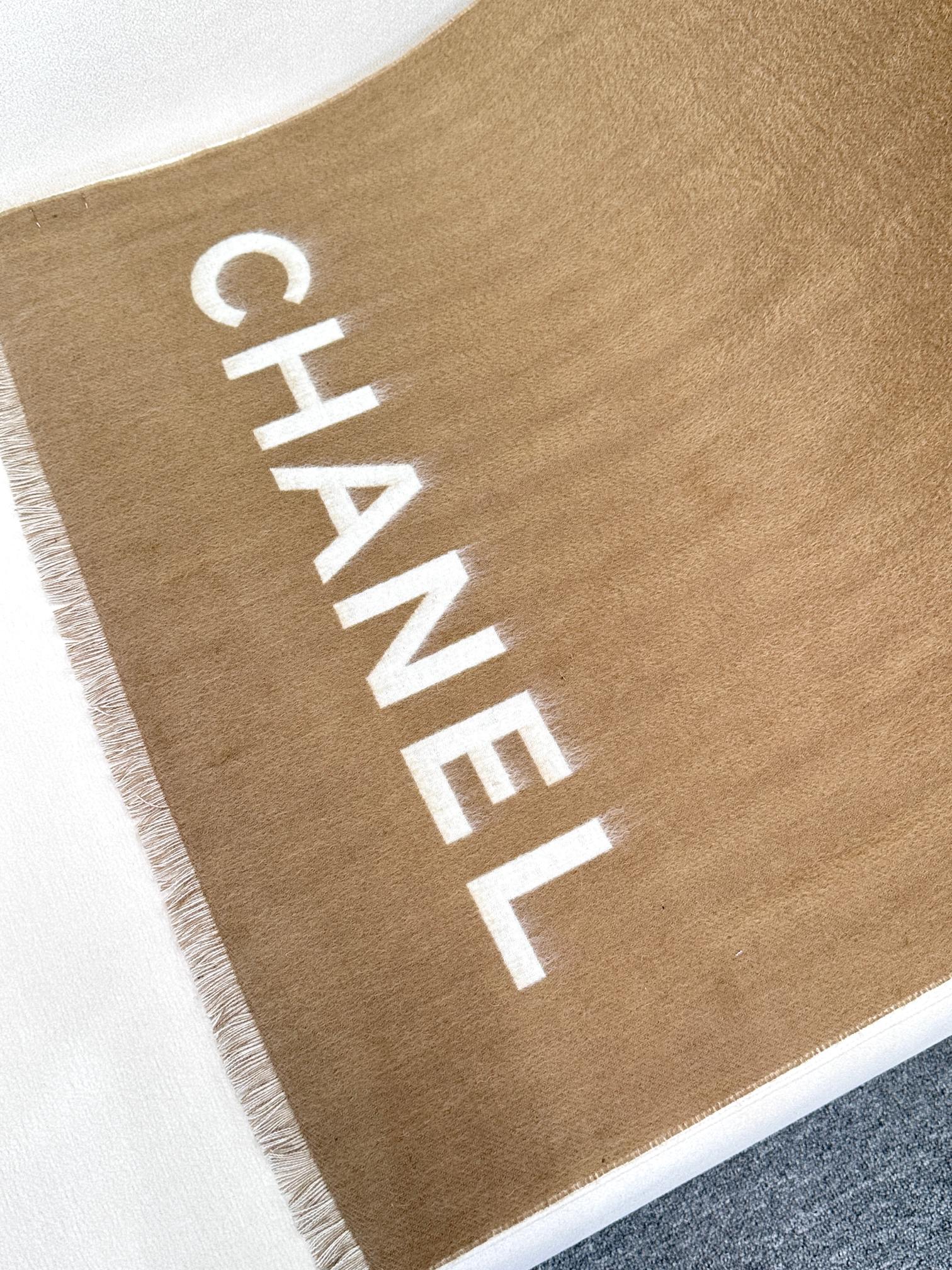 香奈儿尾单经典款羊绒披肩，直接出欧洲的，正儿八经的正品订单…和大货一起出来，不用多流弊的文字，它是全世界