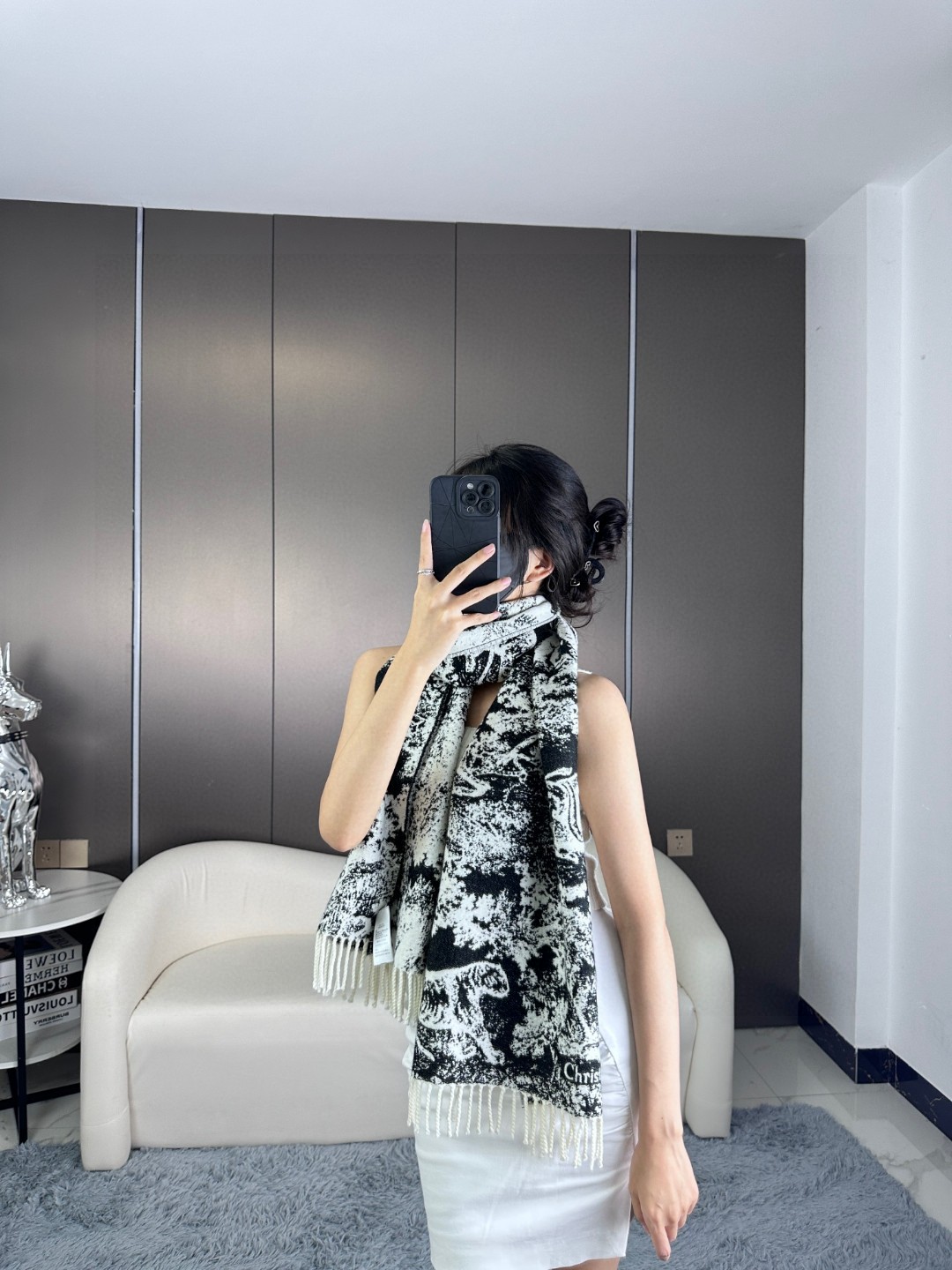 上新.2025年迪奥最新款到货！ 这款Sauvage 茹伊印花围巾全新演绎 Dior 经典图案。采用山羊