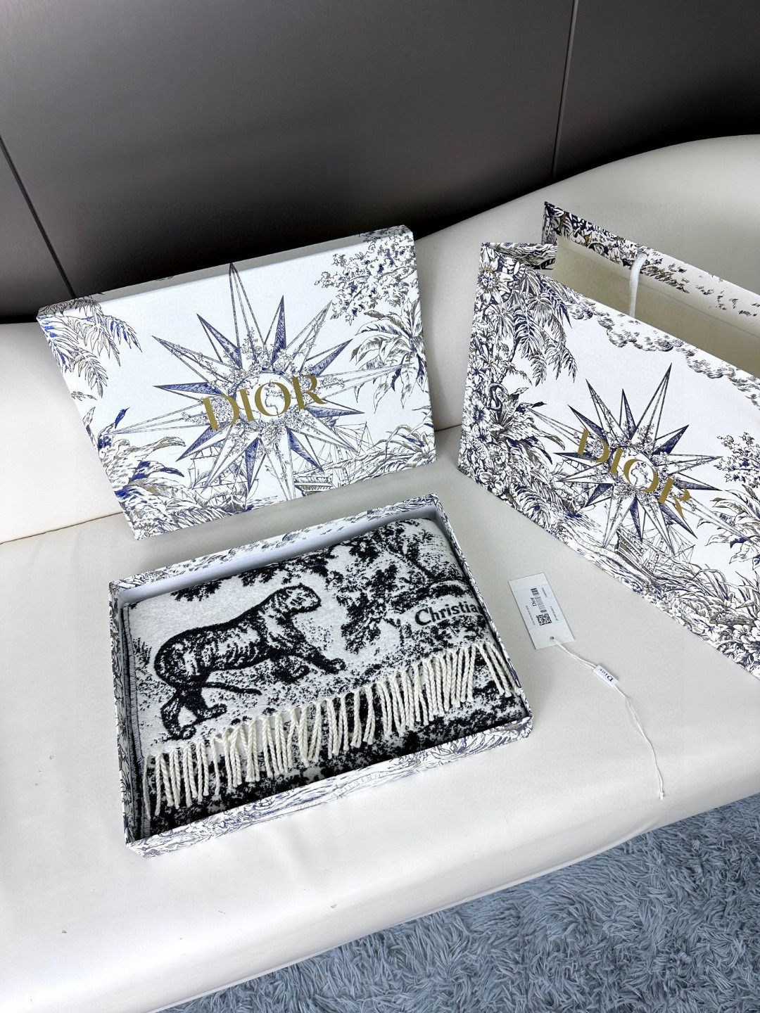 上新.2025年迪奥最新款到货！ 这款Sauvage 茹伊印花围巾全新演绎 Dior 经典图案。采用山羊