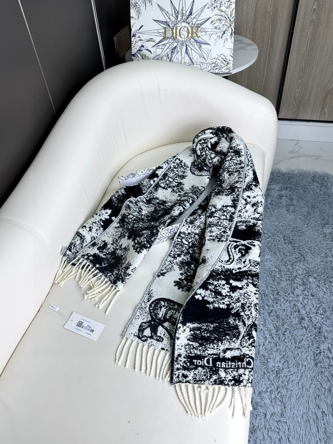 上新.2025年迪奥最新款到货！ 这款Sauvage 茹伊印花围巾全新演绎 Dior 经典图案。采用山羊