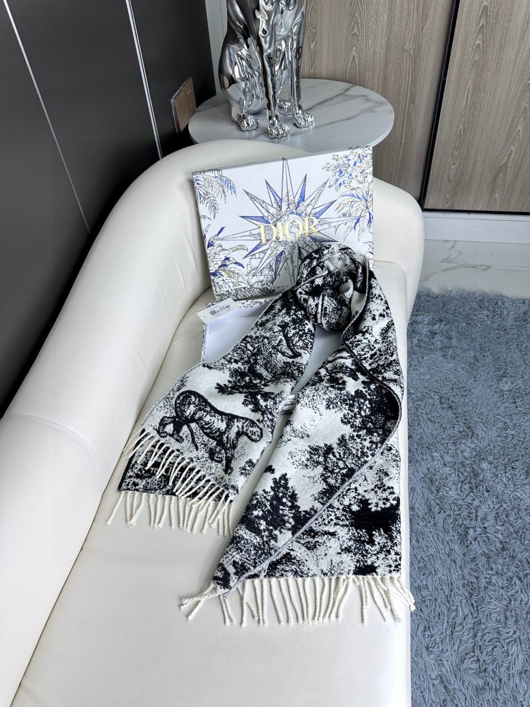 上新.2025年迪奥最新款到货！ 这款Sauvage 茹伊印花围巾全新演绎 Dior 经典图案。采用山羊