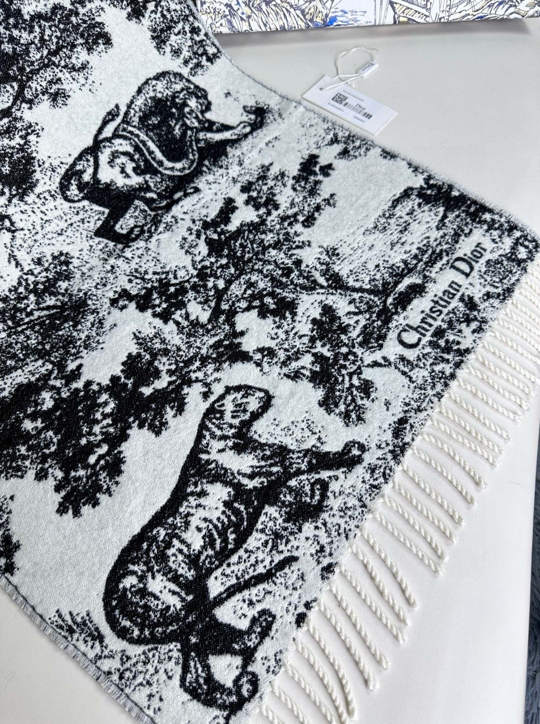 上新.2025年迪奥最新款到货！ 这款Sauvage 茹伊印花围巾全新演绎 Dior 经典图案。采用山羊