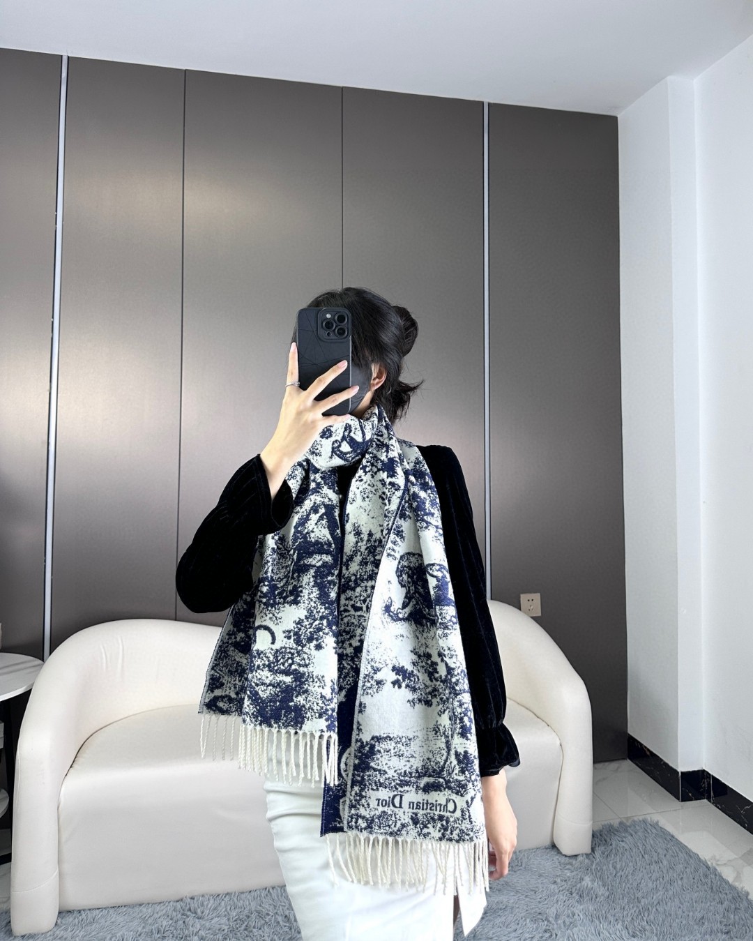 上新.2025年迪奥最新款到货！ 这款Sauvage 茹伊印花围巾全新演绎 Dior 经典图案。采用山羊