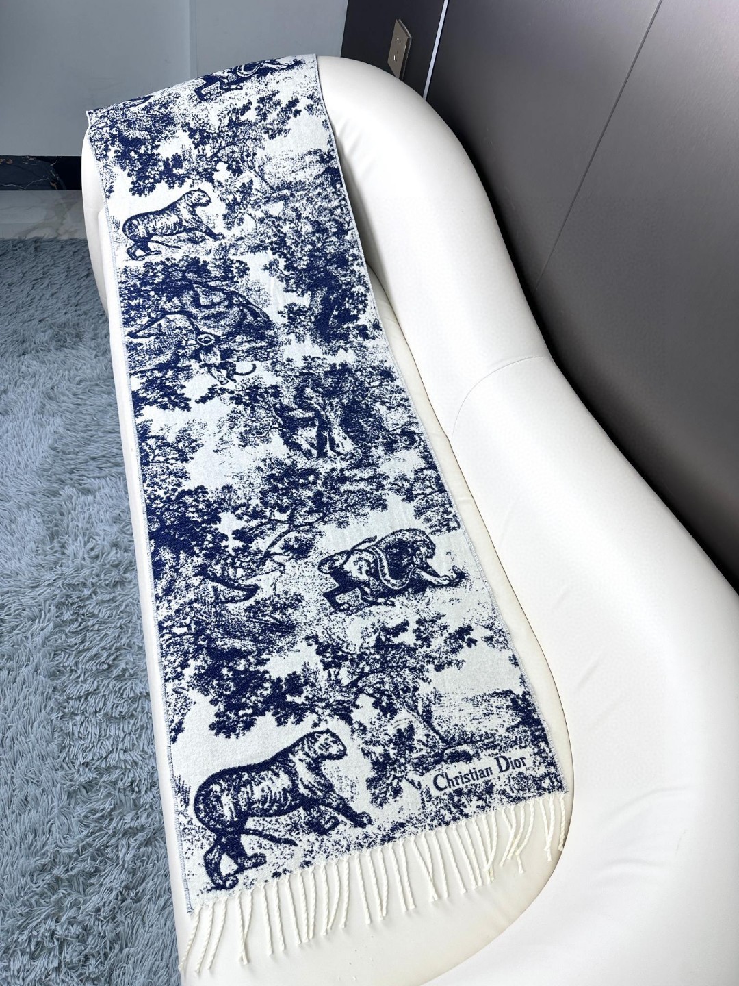 上新.2025年迪奥最新款到货！ 这款Sauvage 茹伊印花围巾全新演绎 Dior 经典图案。采用山羊