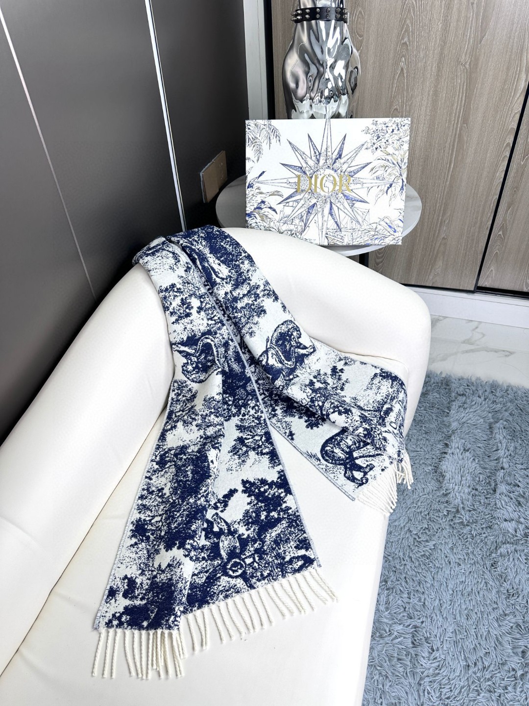 上新.2025年迪奥最新款到货！ 这款Sauvage 茹伊印花围巾全新演绎 Dior 经典图案。采用山羊