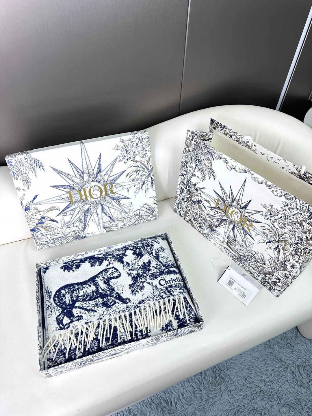 上新.2025年迪奥最新款到货！ 这款Sauvage 茹伊印花围巾全新演绎 Dior 经典图案。采用山羊