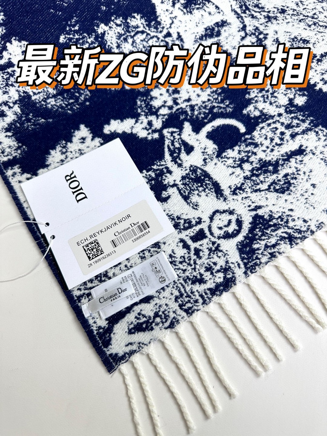 上新.2025年迪奥最新款到货！ 这款Sauvage 茹伊印花围巾全新演绎 Dior 经典图案。采用山羊