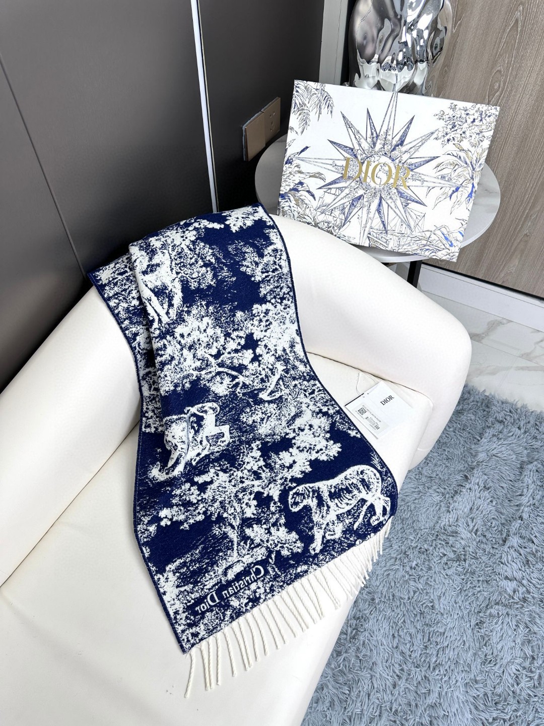上新.2025年迪奥最新款到货！ 这款Sauvage 茹伊印花围巾全新演绎 Dior 经典图案。采用山羊