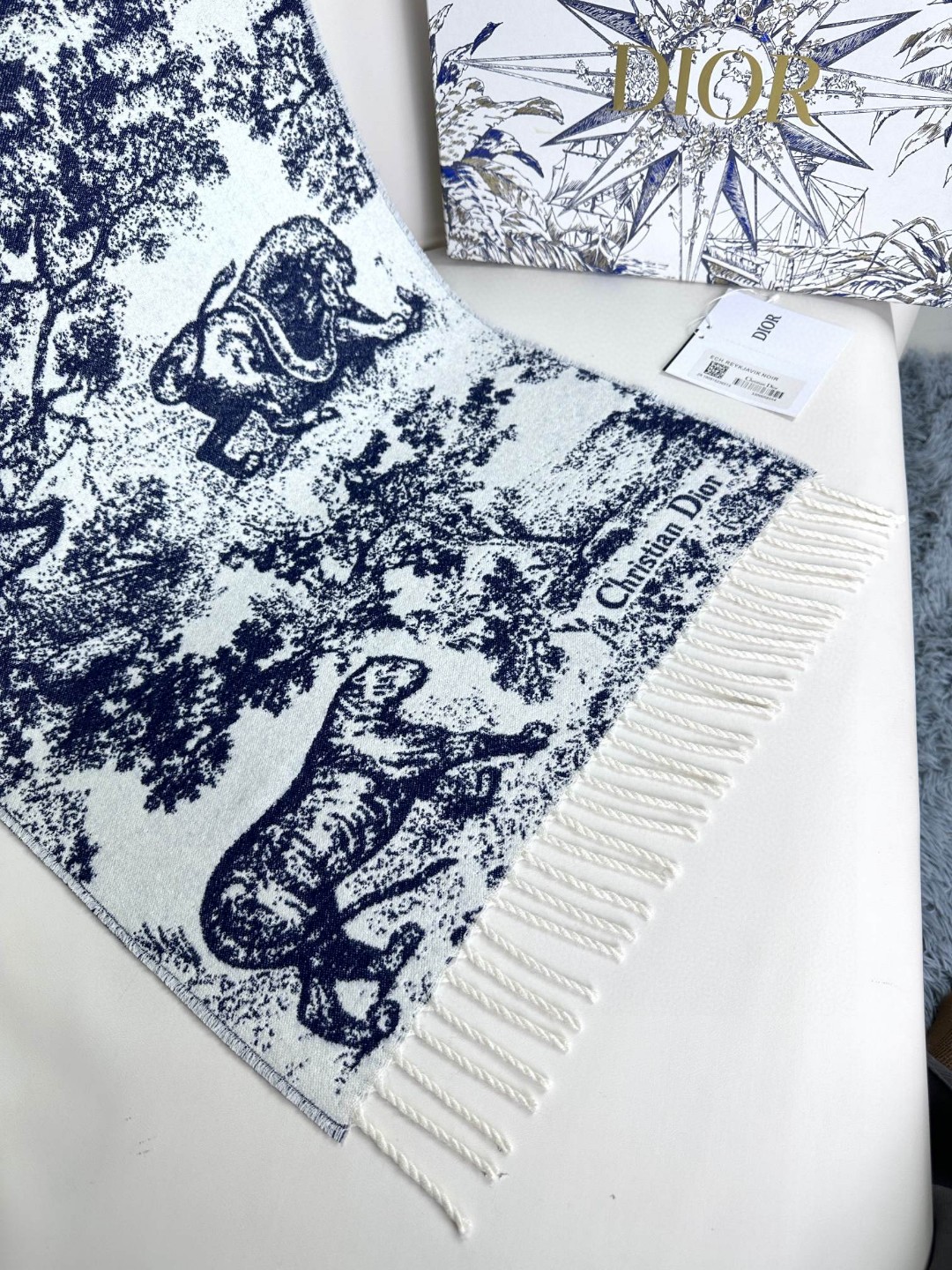 上新.2025年迪奥最新款到货！ 这款Sauvage 茹伊印花围巾全新演绎 Dior 经典图案。采用山羊